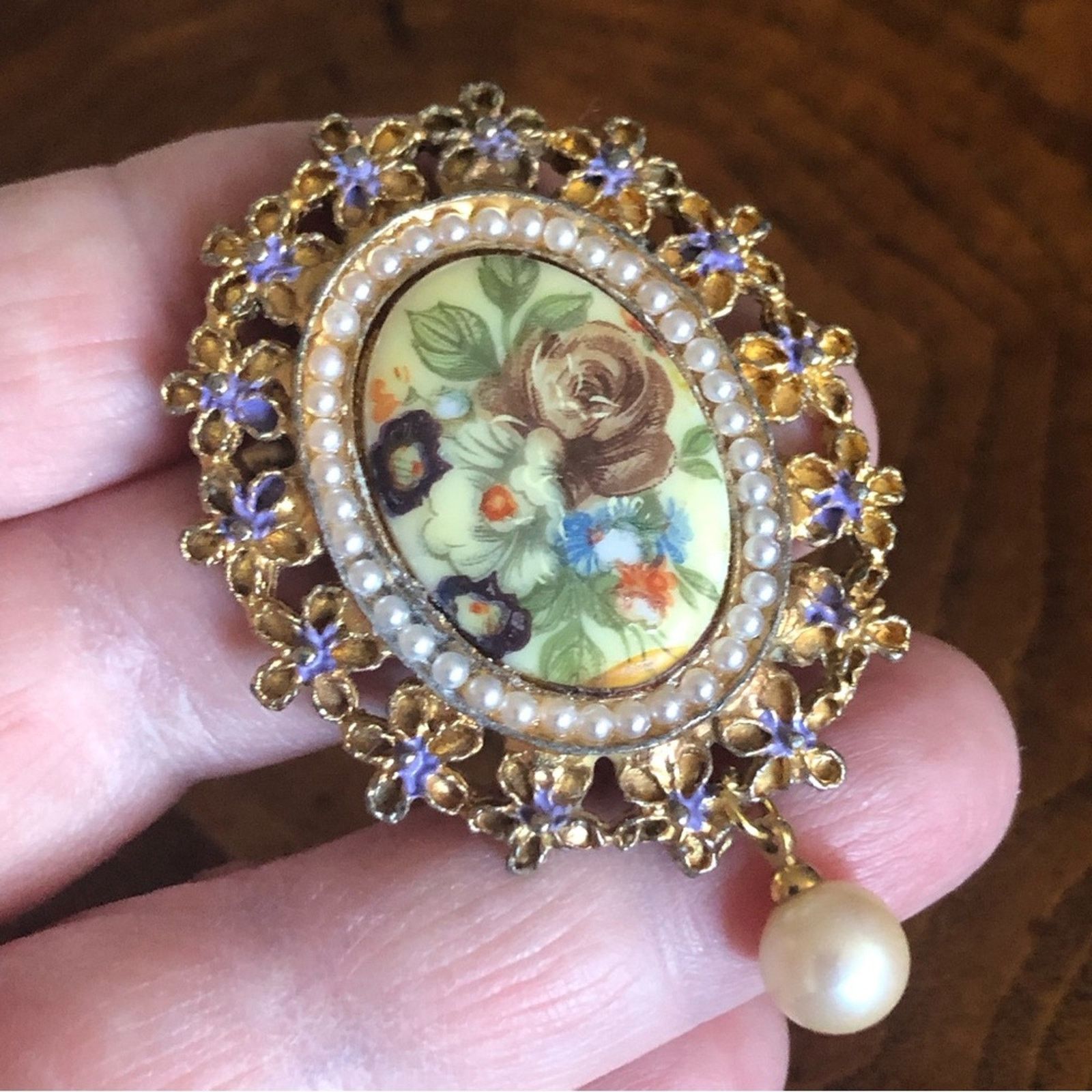 Vintage Vintage hand painted porcelain pearl halo brooch Size ONE SIZE - 2 Thumbnail