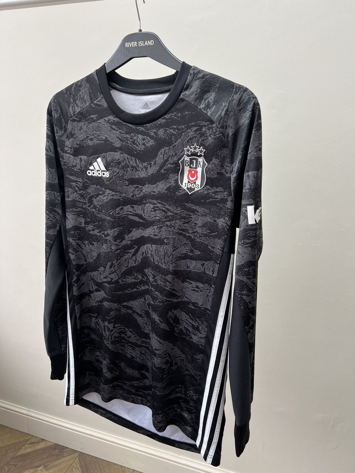 Adidas Adidas Besiktas Karius Jersey Goalkeeper shirt 2019 - 2020 Size US S / EU 44-46 / 1 - 3 Thumbnail