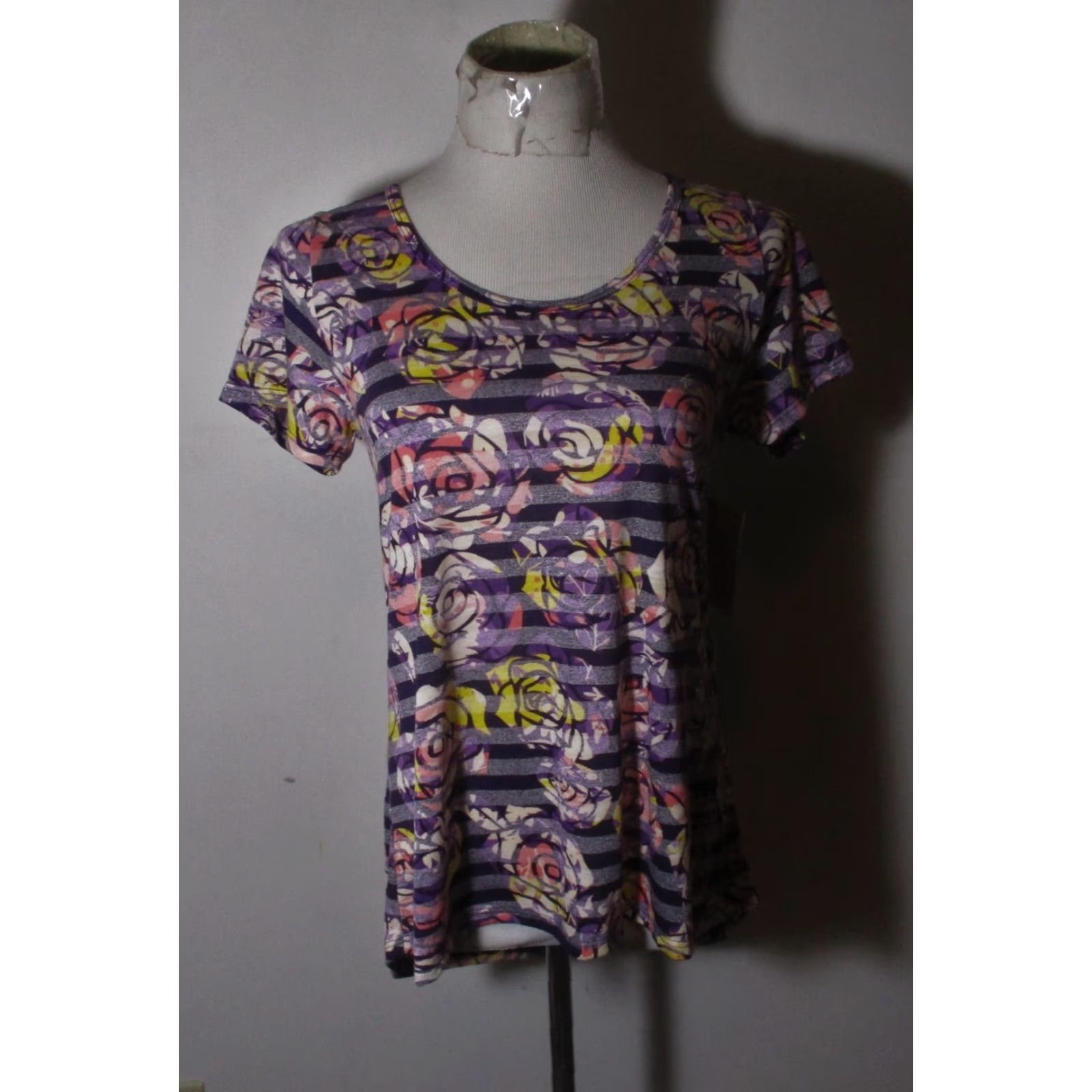 Vintage LULAROE Purple Classic T Short Sleeve Tunic Top Size XS NWT Size XS / US 0-2 / IT 36-38 - 2 Thumbnail