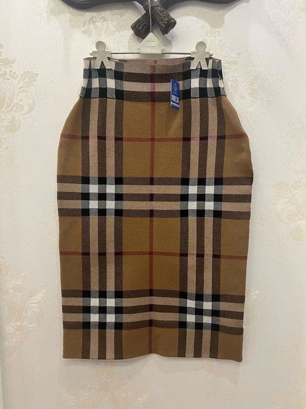 Burberry Burberry Khaki Plaid Midi Skirt for Women Size 27" / US 4 / IT 40 - 1 Thumbnail