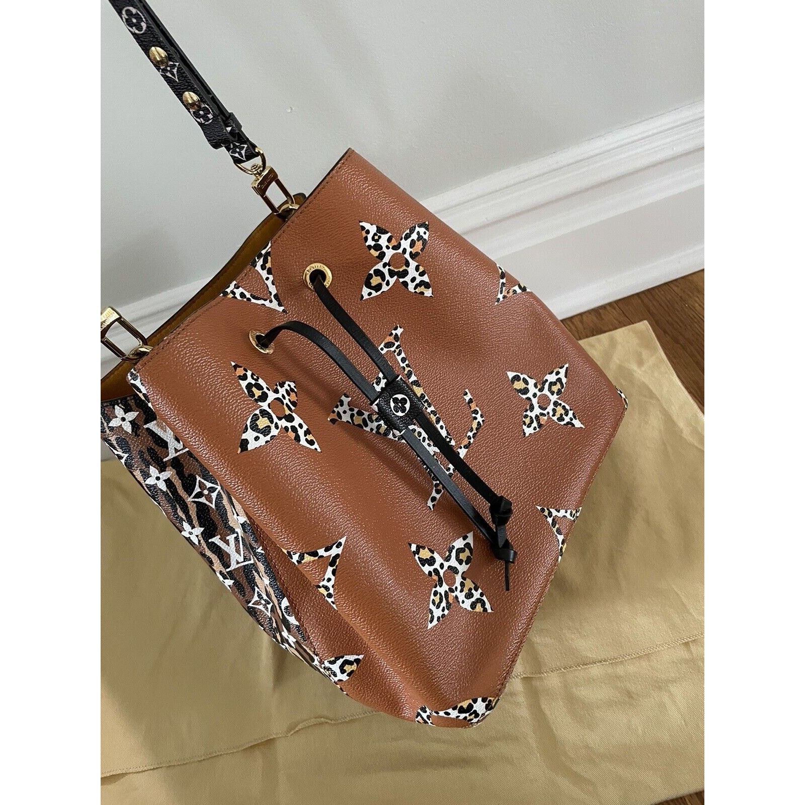 Louis Vuitton Louis Vuitton Jungle Monogram Giant NeoNoe MM Bucket Bag Size ONE SIZE - 3 Thumbnail