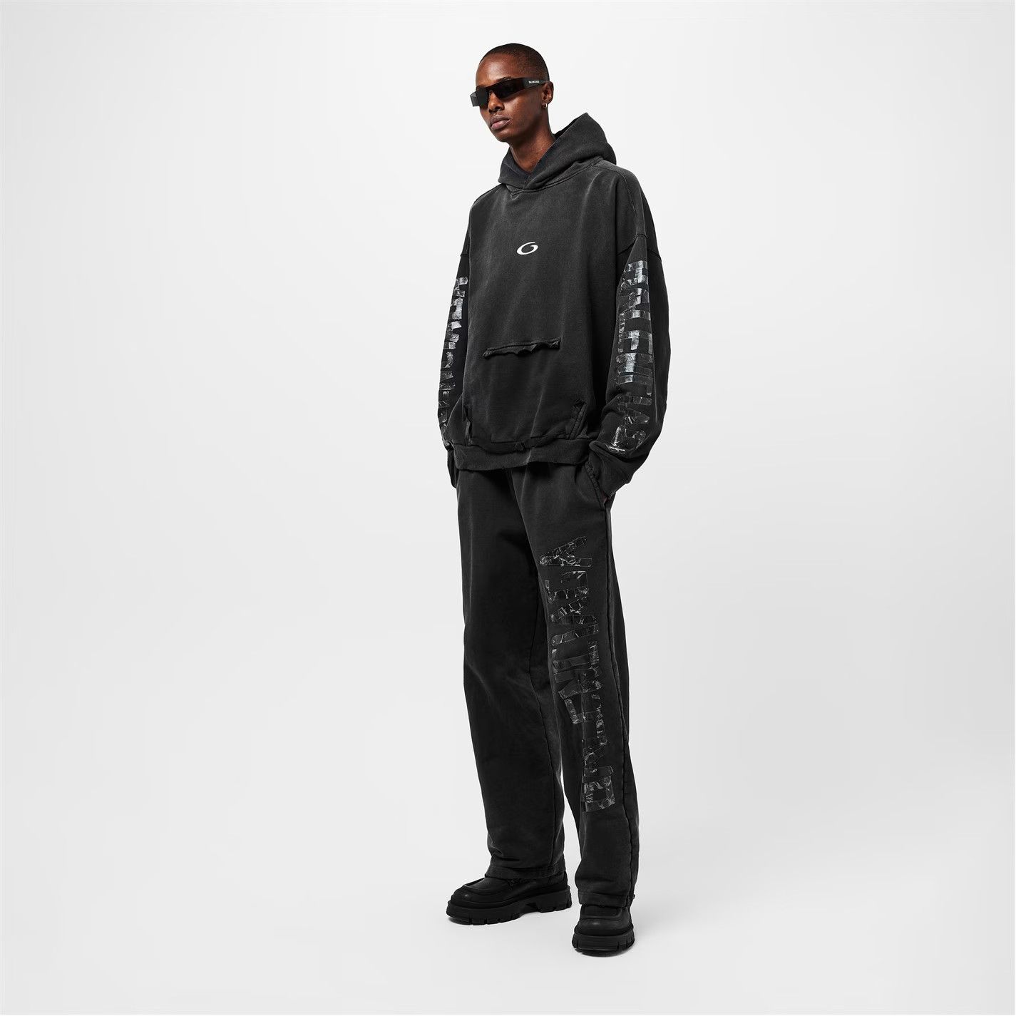 Balenciaga o1g2r1mq0226 Bal Tape Pullover Hoodie In Faded Black Size US S / EU 44-46 / 1 - 6 Thumbnail