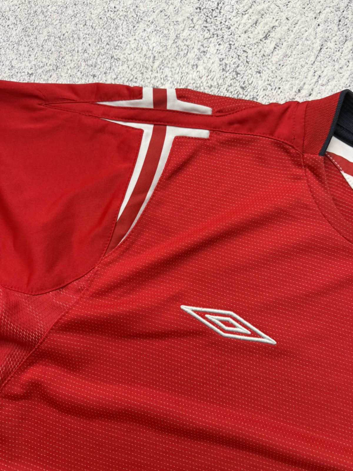 Umbro England football shirt 2004 Jersey Umbro Soccer Vintage Size US L / EU 52-54 / 3 - 8 Thumbnail