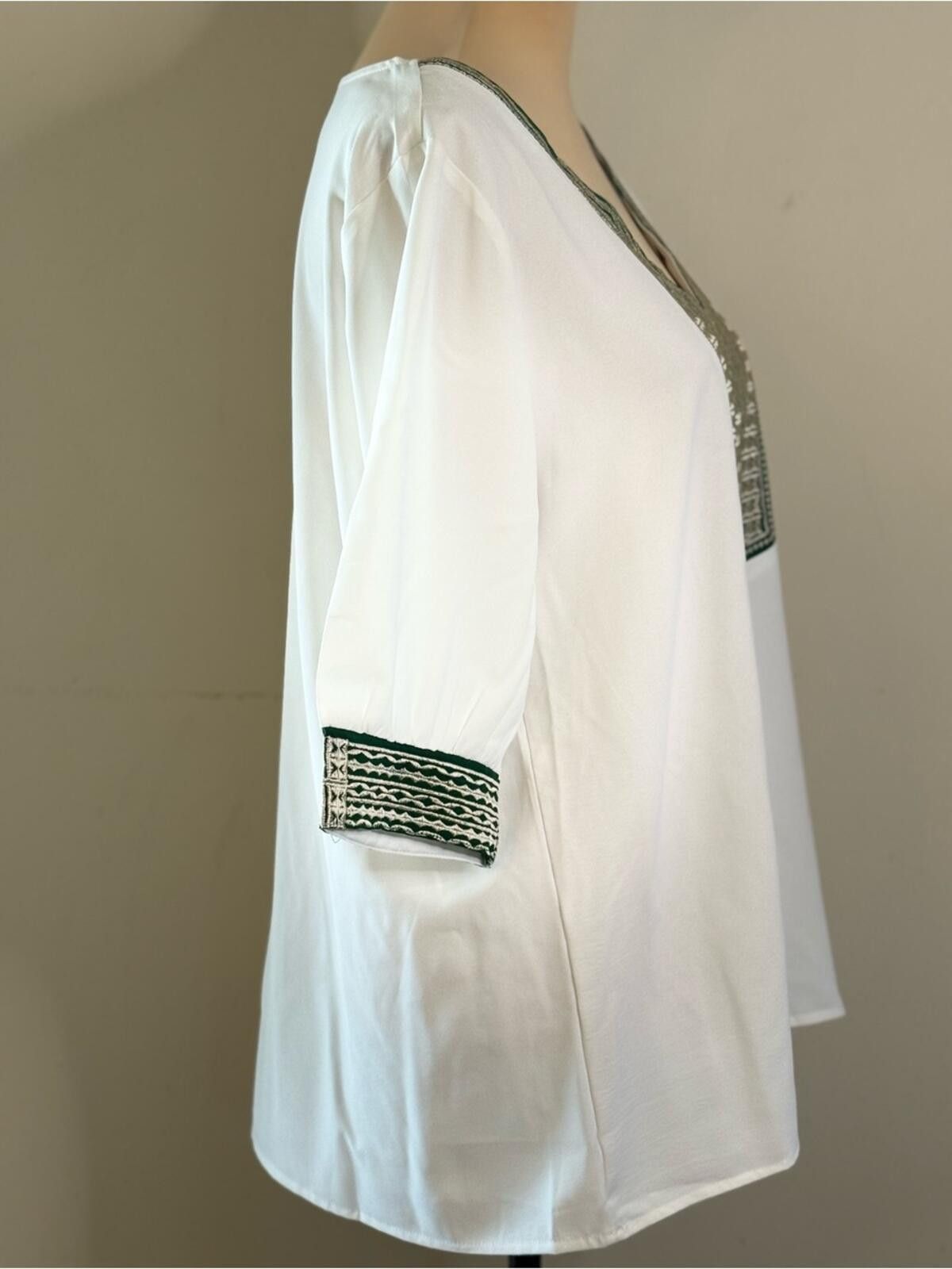 Other White V neck short sleeve top dainty green embroidery SZ LG Size L / US 10 / IT 46 - 2 Thumbnail