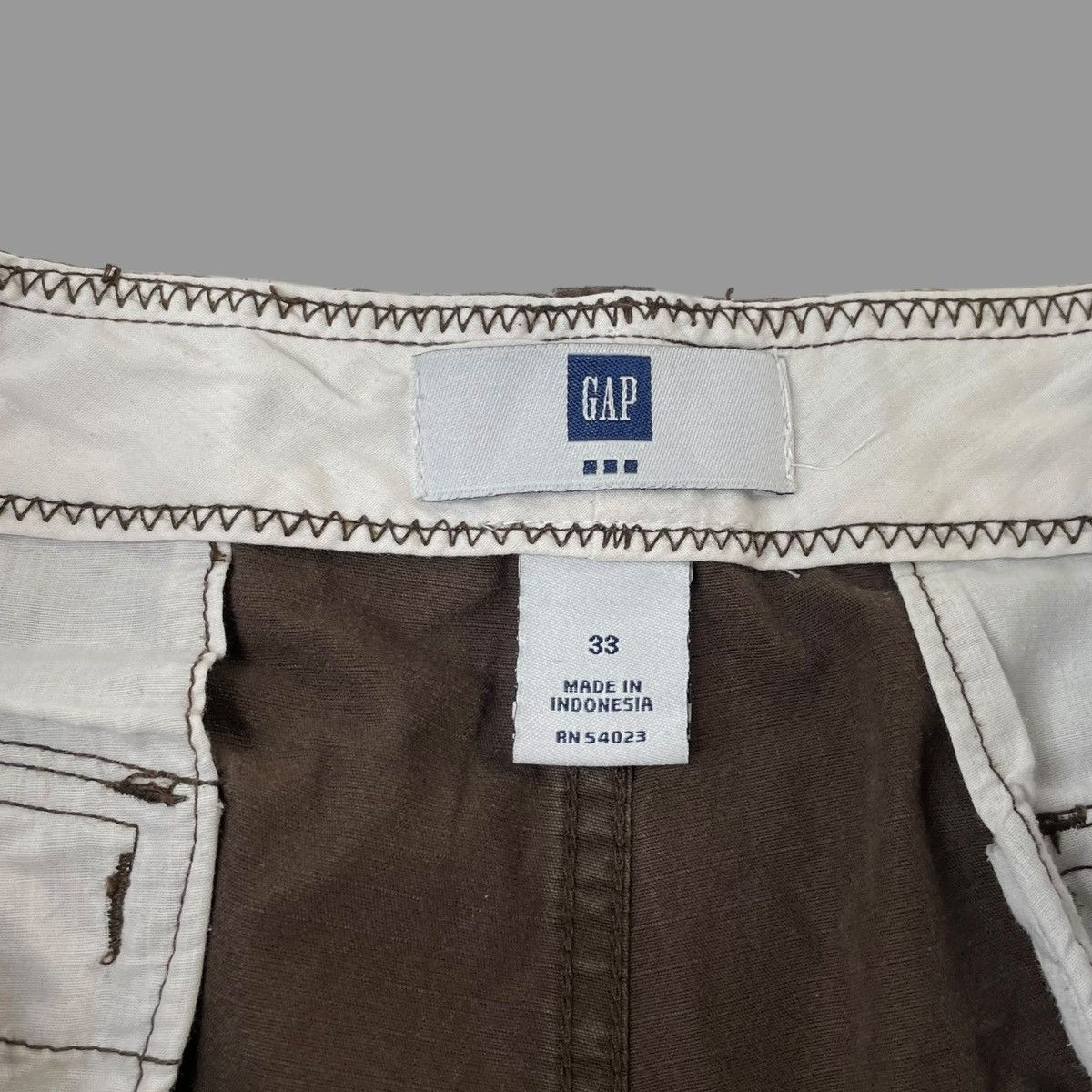 Gap × Vintage Vintage gap brown cargo shorts Size US 34 / EU 50 - 4 Thumbnail