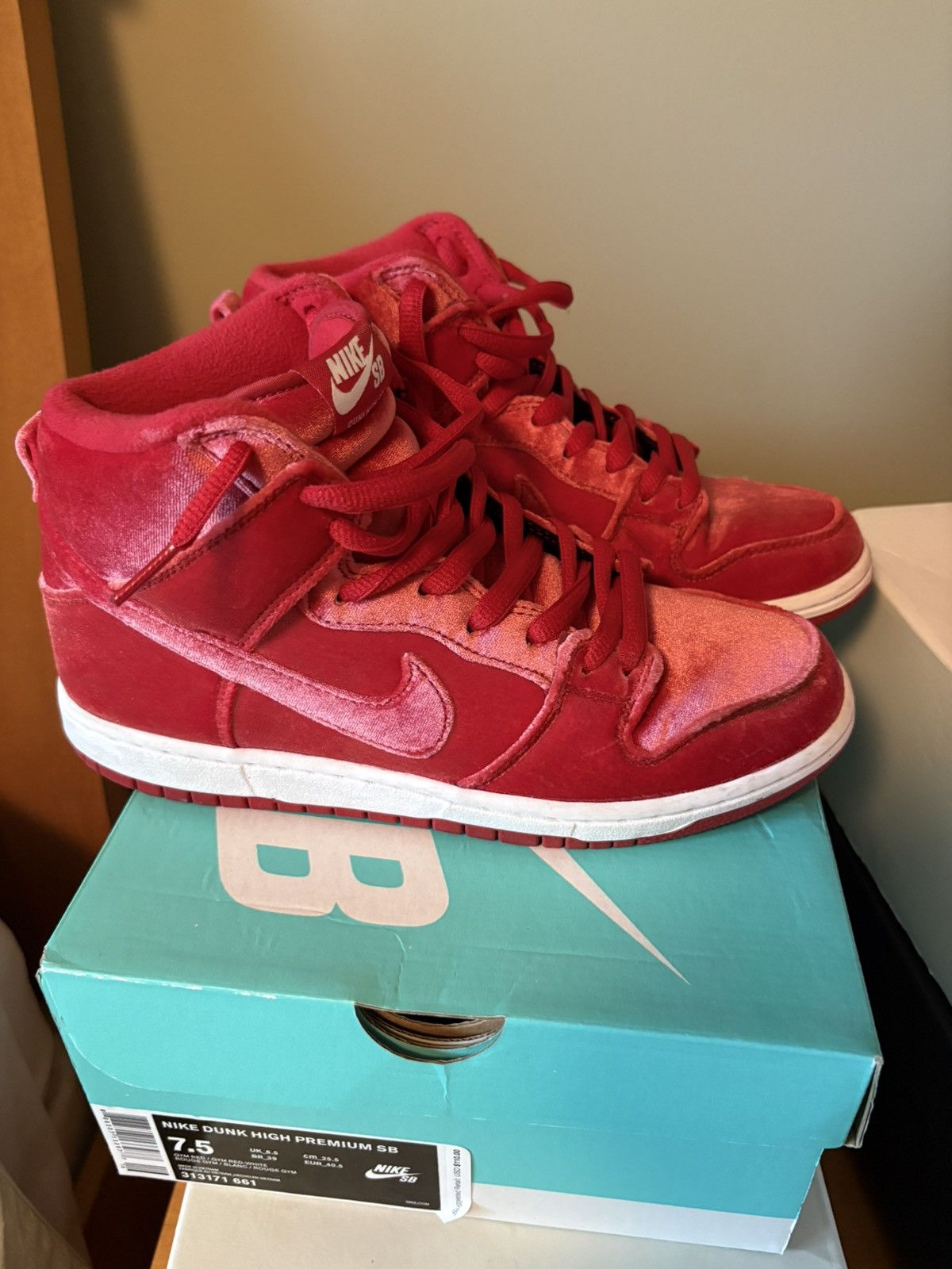 Nike SB Nike SB Dunk High Red velvet Size US 7.5 / EU 40-41 - 1 Thumbnail