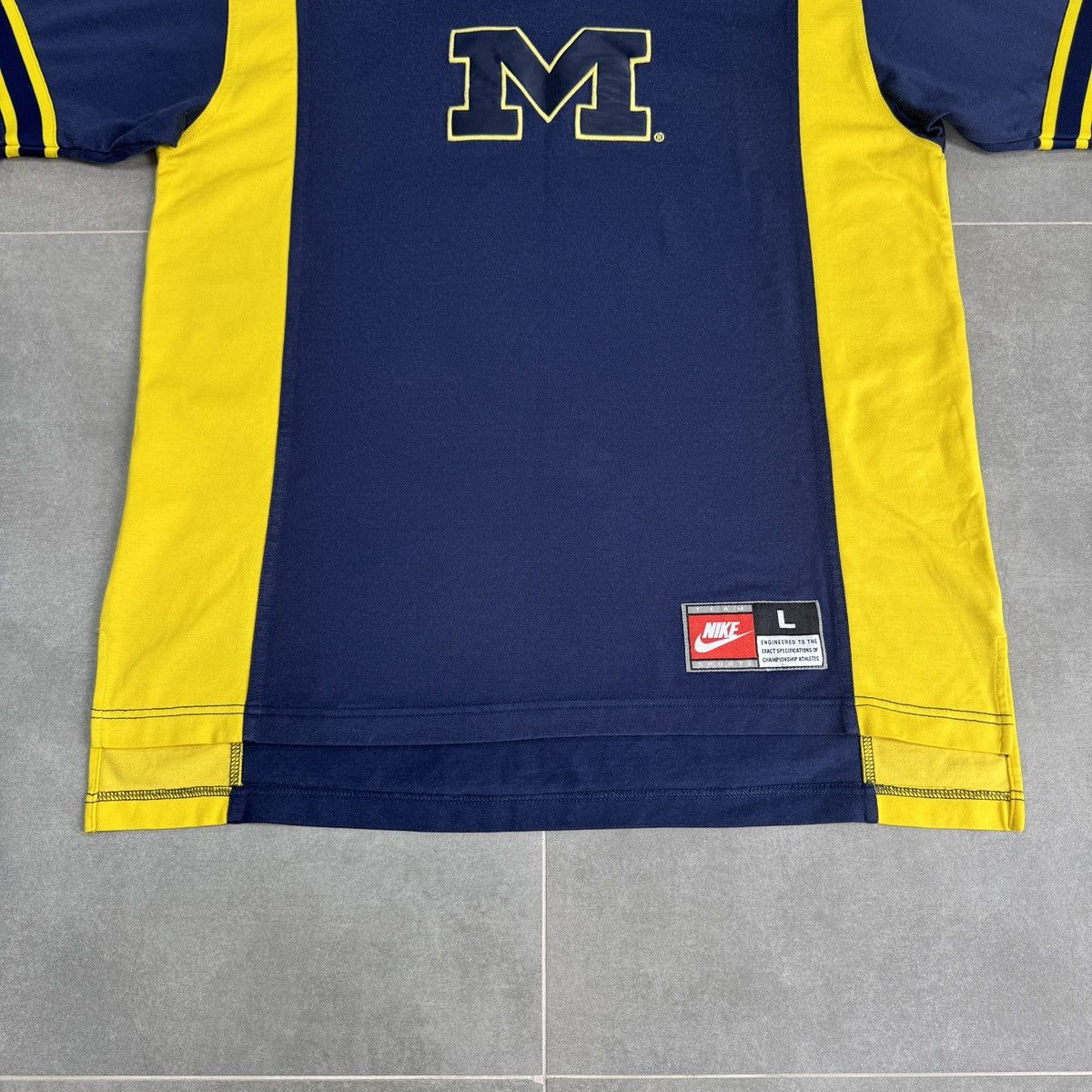 Vintage Vintage Nike Michigan Wolverines NCAA Football Y2K Shirt Size US L / EU 52-54 / 3 - 3 Thumbnail
