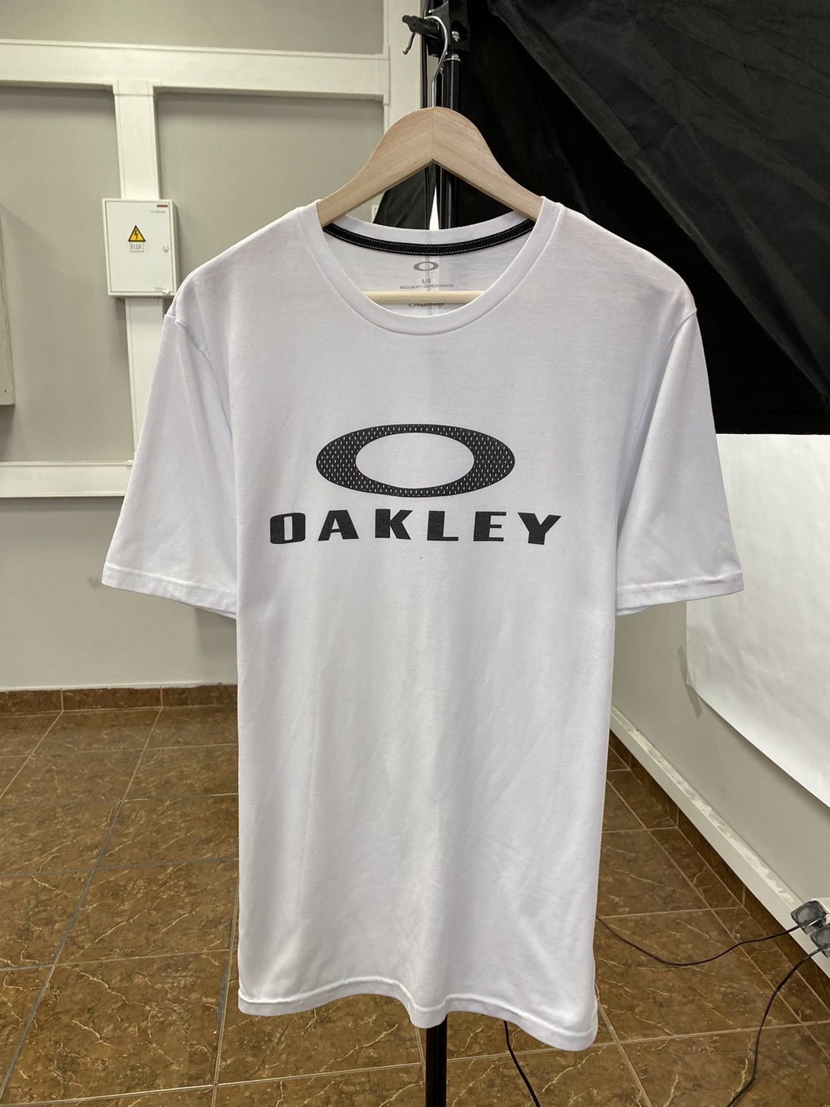 Oakley × Vintage 🇺🇸 Vintage Y2K Oakley Big Logo T-Shirt Rare Retro Hype Size US L / EU 52-54 / 3 - 1 Thumbnail