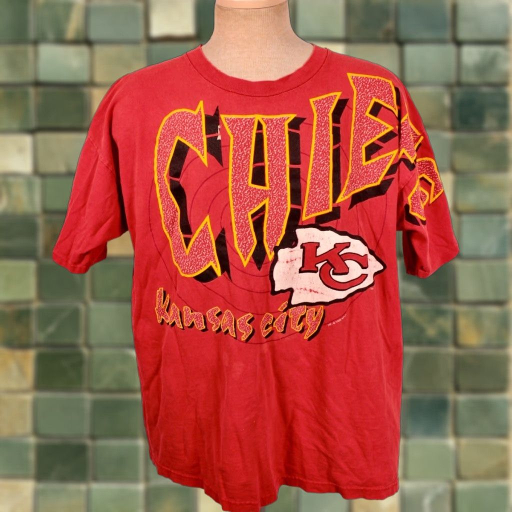 VINTAGE Chiefs T-Shirt Men 1990s Red KC NFL Football Large Size L Mens Shirt Graphic Tee 90s