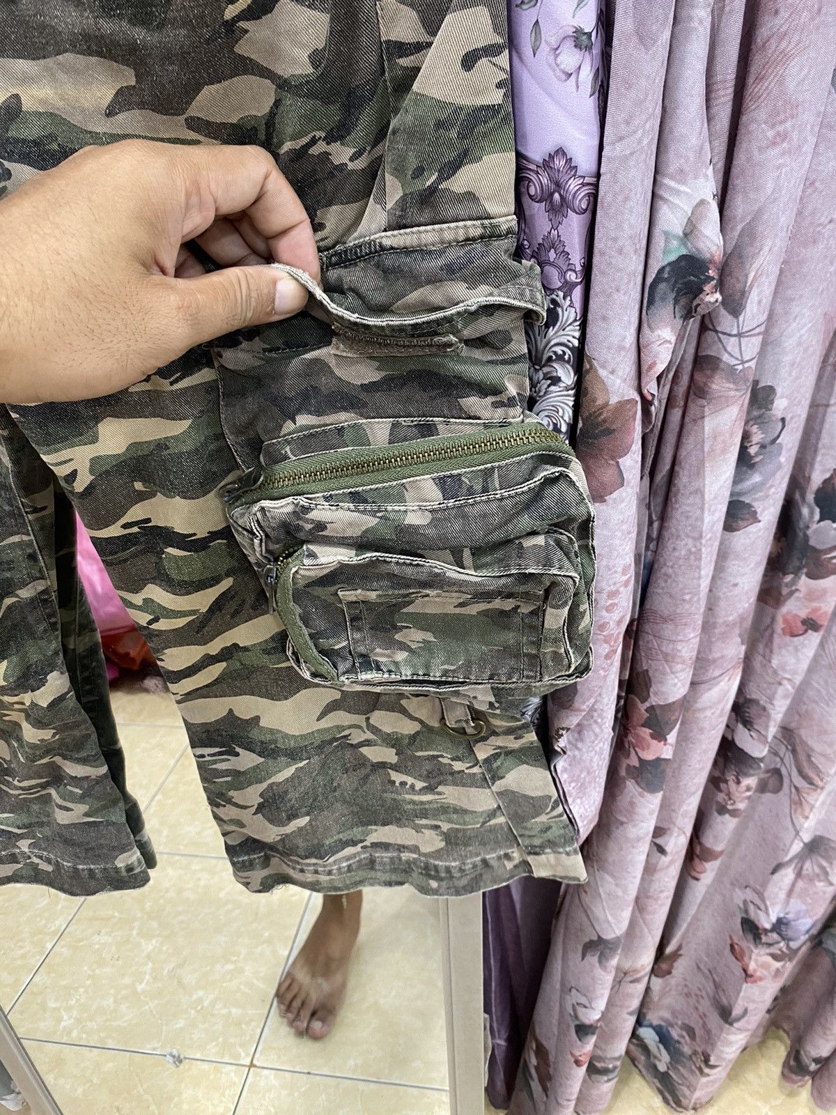 In The Attic In The Attic 12 Pocket Double Waist Camo Pants Size US 29 - 4 Thumbnail