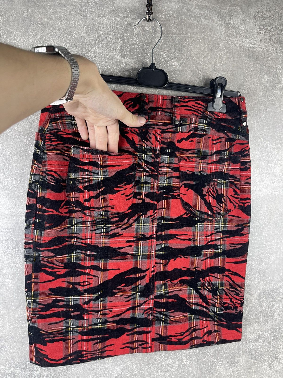 Versace × Versus Versace Versus Versace Archive Runway Red /Black Tartan Camo Skirt Size 27" / US 4 / IT 40 - 5 Thumbnail