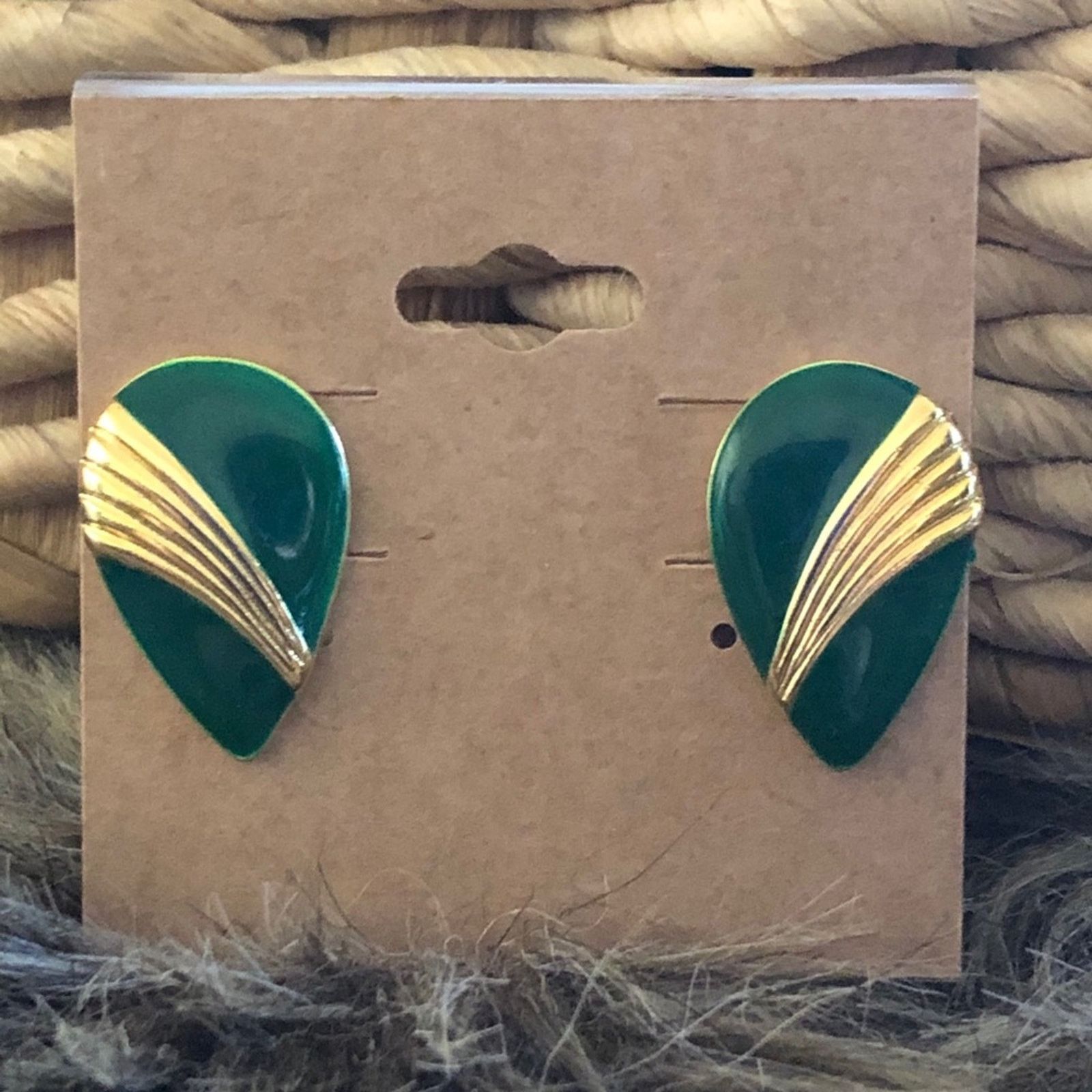 Jewelry Elegant vintage look green enamel gold fan earring Size ONE SIZE - 1 Thumbnail