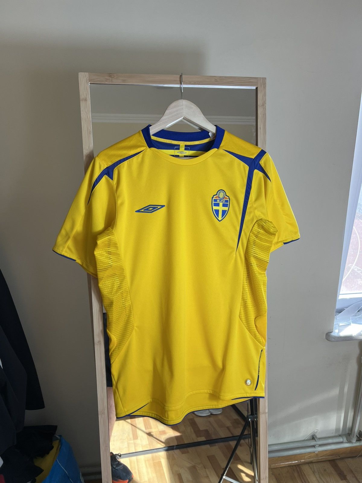 Umbro 🇸🇪Sweden National Team Umbro 2005-06 Jersey – Yellow M Y2K Size US M / EU 48-50 / 2 - 1 Thumbnail