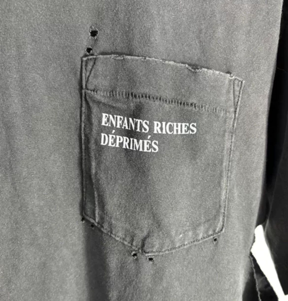 トップス ENFANTS RICHES DEPRIMES 24ss Enfants Riches Déprimés - Cropped Distressed Logo-Print Cotton