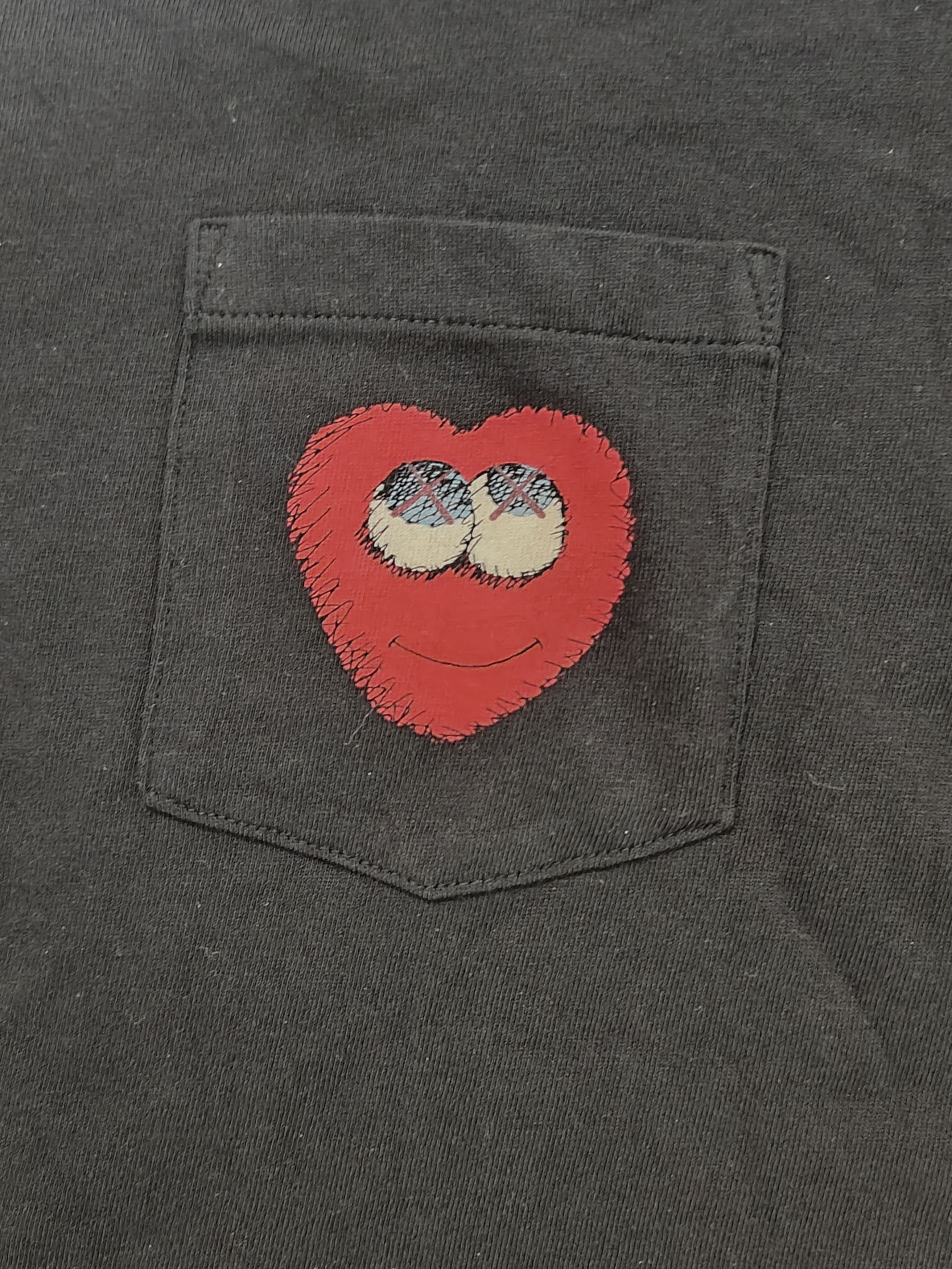 Kaws × Uniqlo Kaws x Uniqlo 2016 Heart Pocket T-shirt Size US M / EU 48-50 / 2 - 2 Thumbnail
