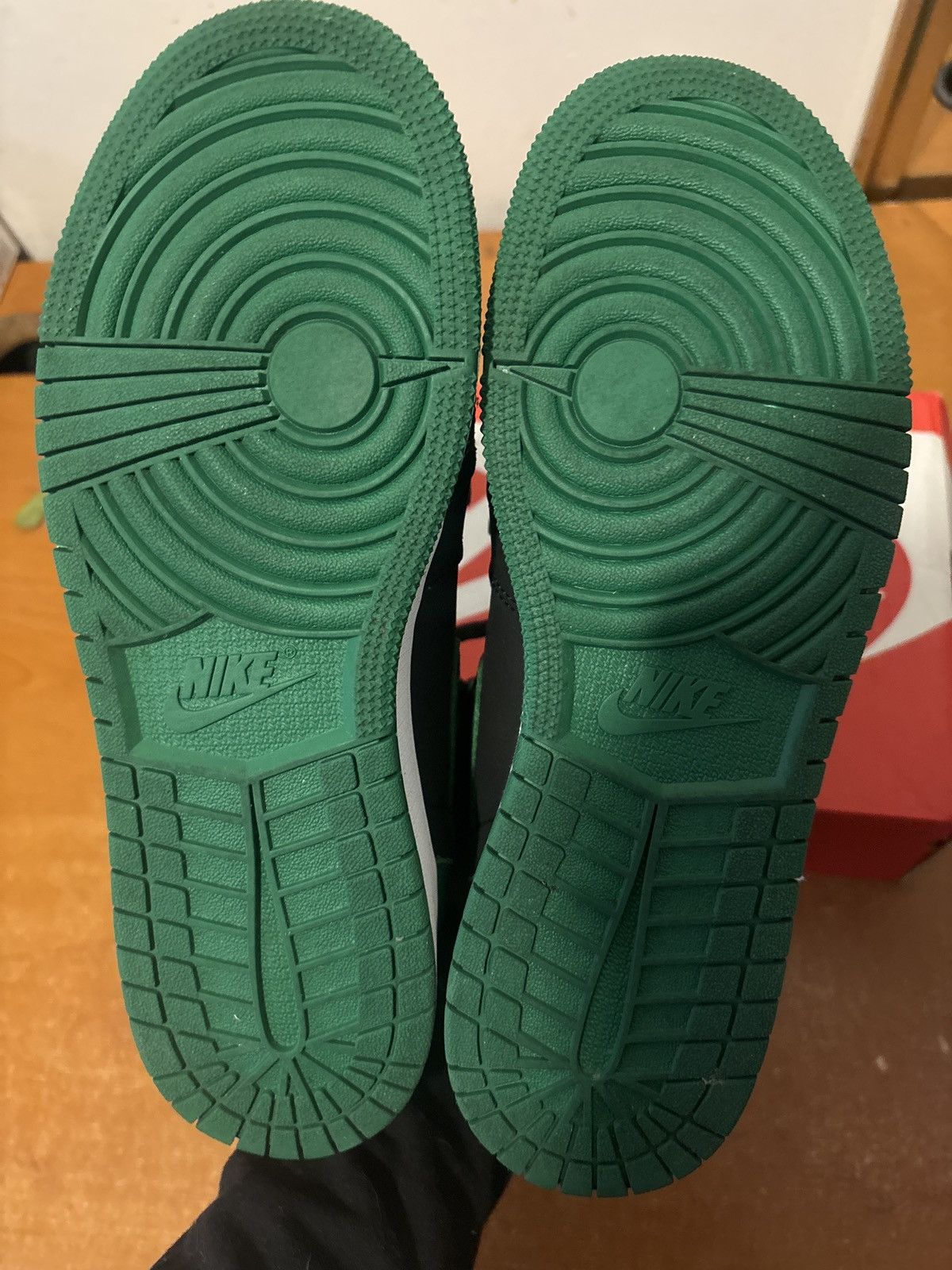 Jordan Brand Jordan 1 Retro High Pine Green Size US 7 / EU 40 - 5 Thumbnail