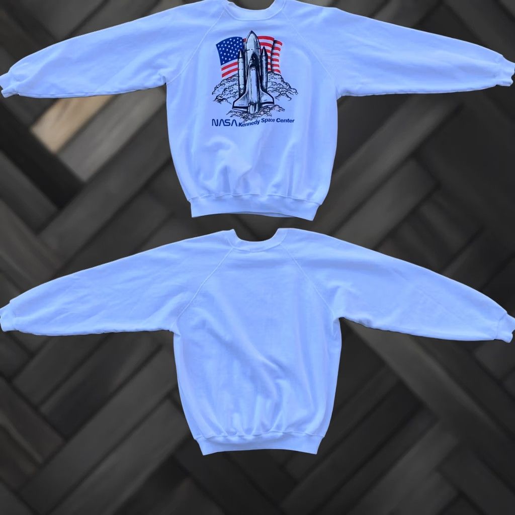 Hanes VINTAGE Hanes Space NASA Kennedy Space Center Raglan Sweatshirt Space Shuttle XL White Crew Neck Long Sleeve Men - Size US XL / EU 56 / 4 - 1 Thumbnail