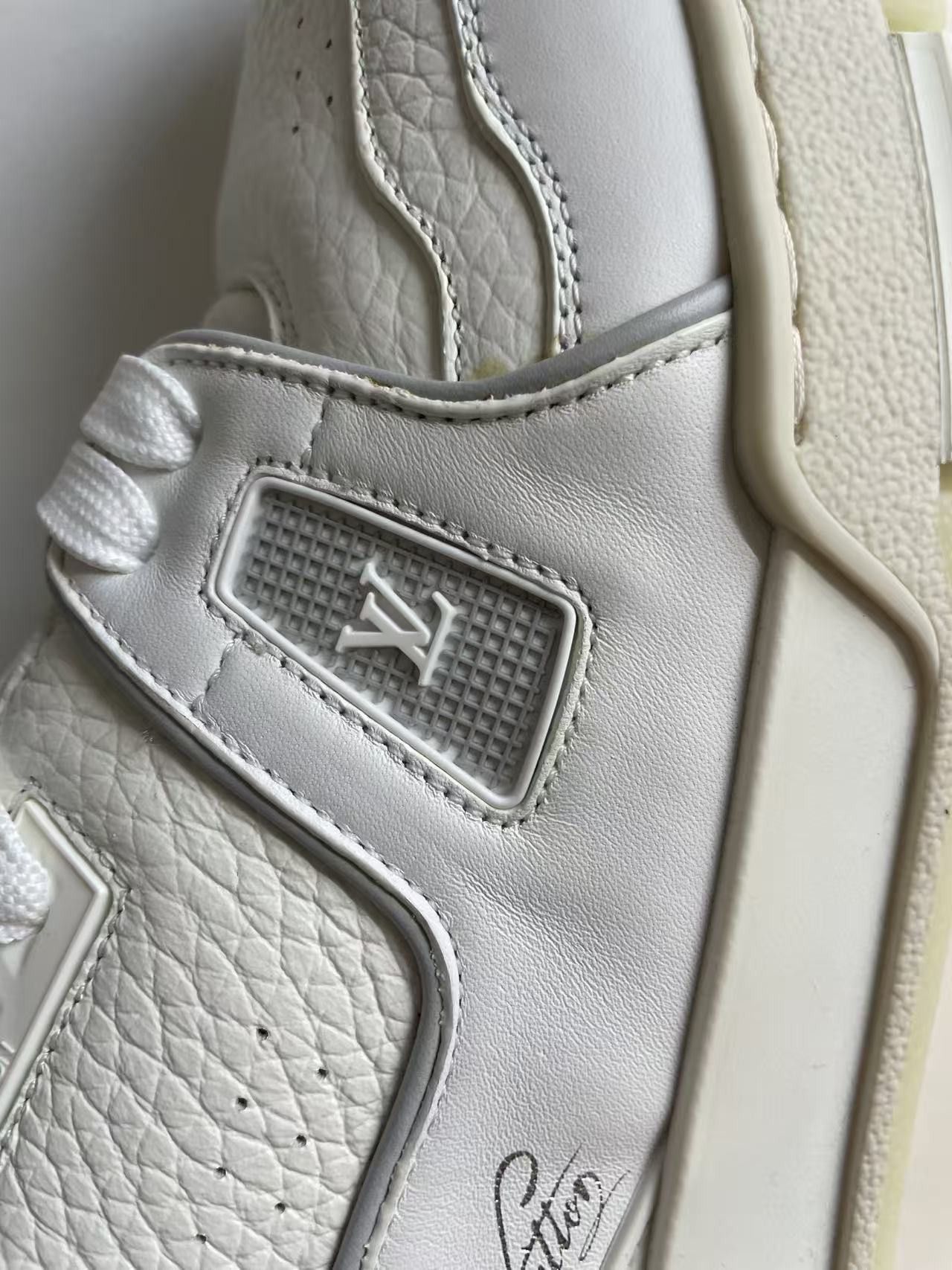 Louis Vuitton Trainer White Signature