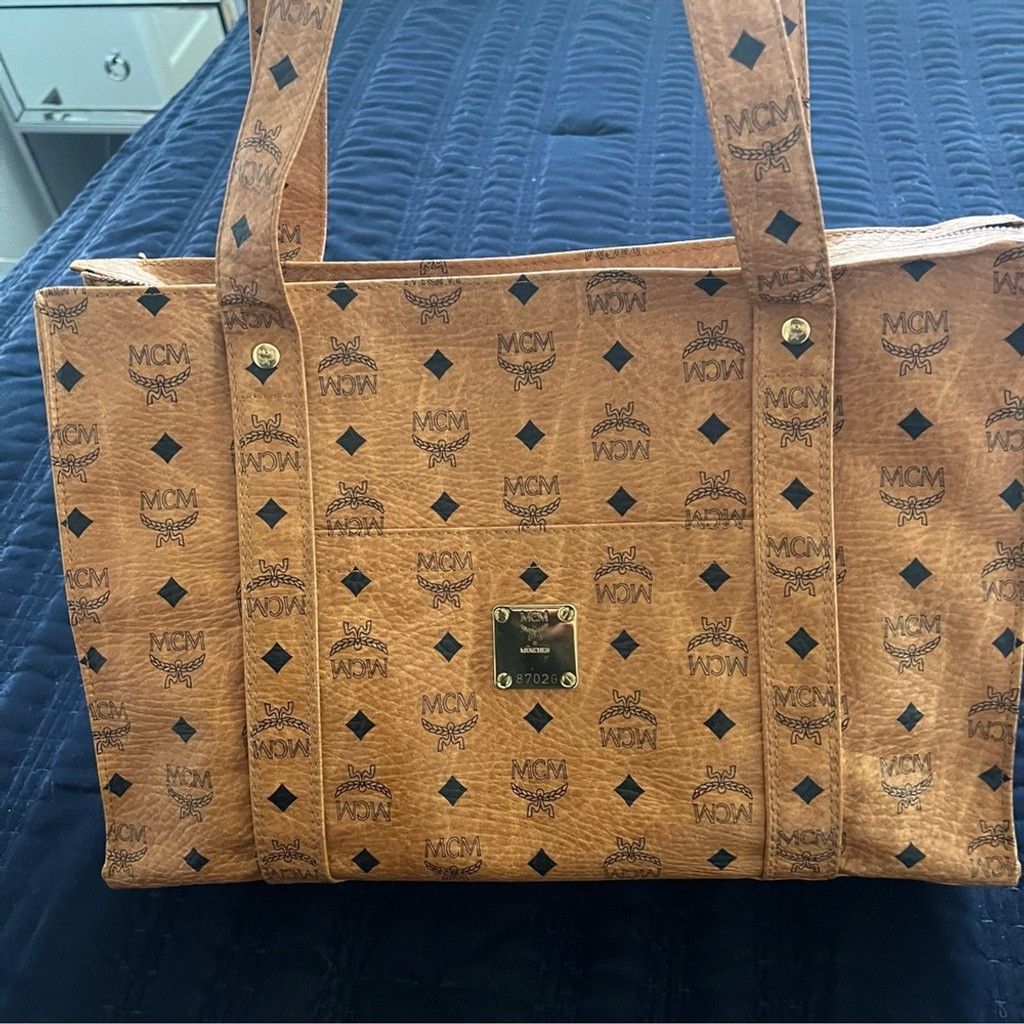 MCM MCM Leather Zippered Tote in Perfect Condition Size ONE SIZE - 11 Thumbnail