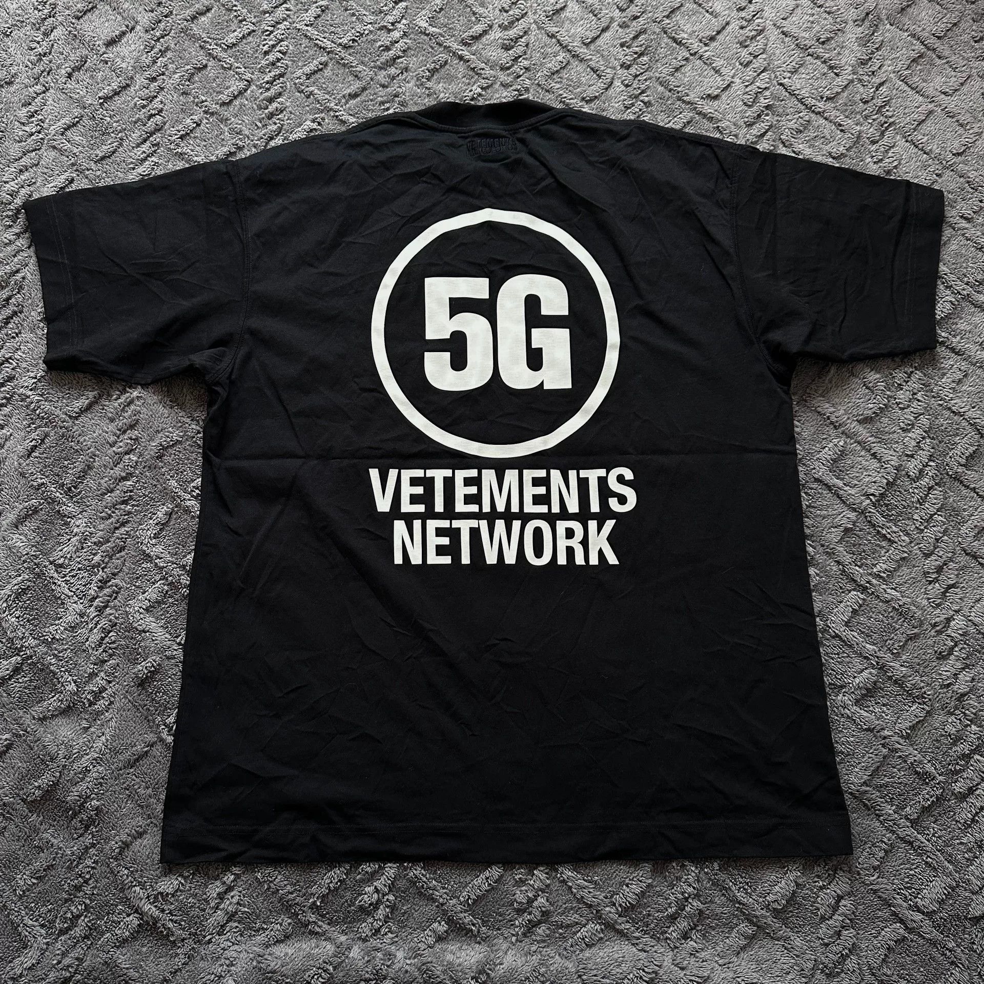 Vetements Vetements 5G Network Foamed Logo Tee Size US M / EU 48-50 / 2 - 1 Thumbnail