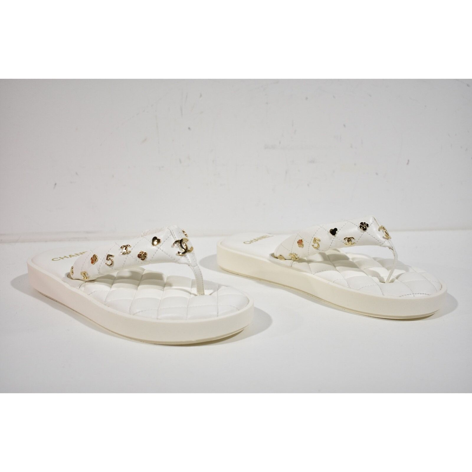 Chanel Chanel 23P White Quilted Charms Padded Pool Thong Logo Size US 10 / IT 40 - 5 Thumbnail