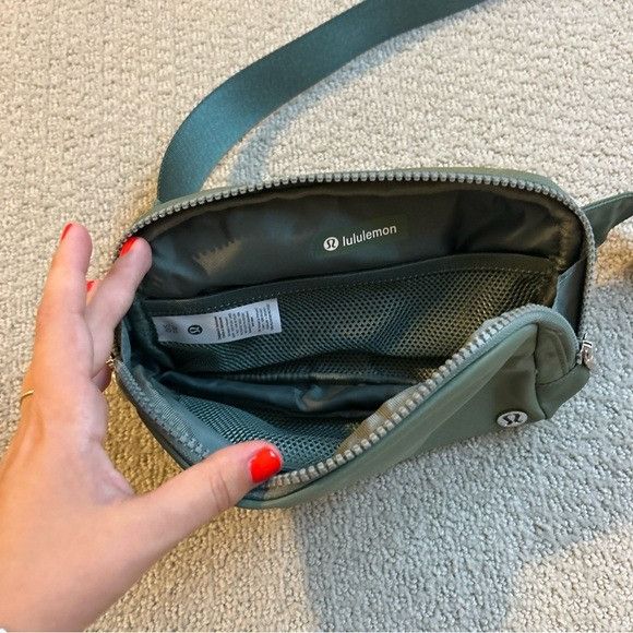 Lululemon New Lululemon Wear everywhere Belt Bag Green Size ONE SIZE - 9 Thumbnail