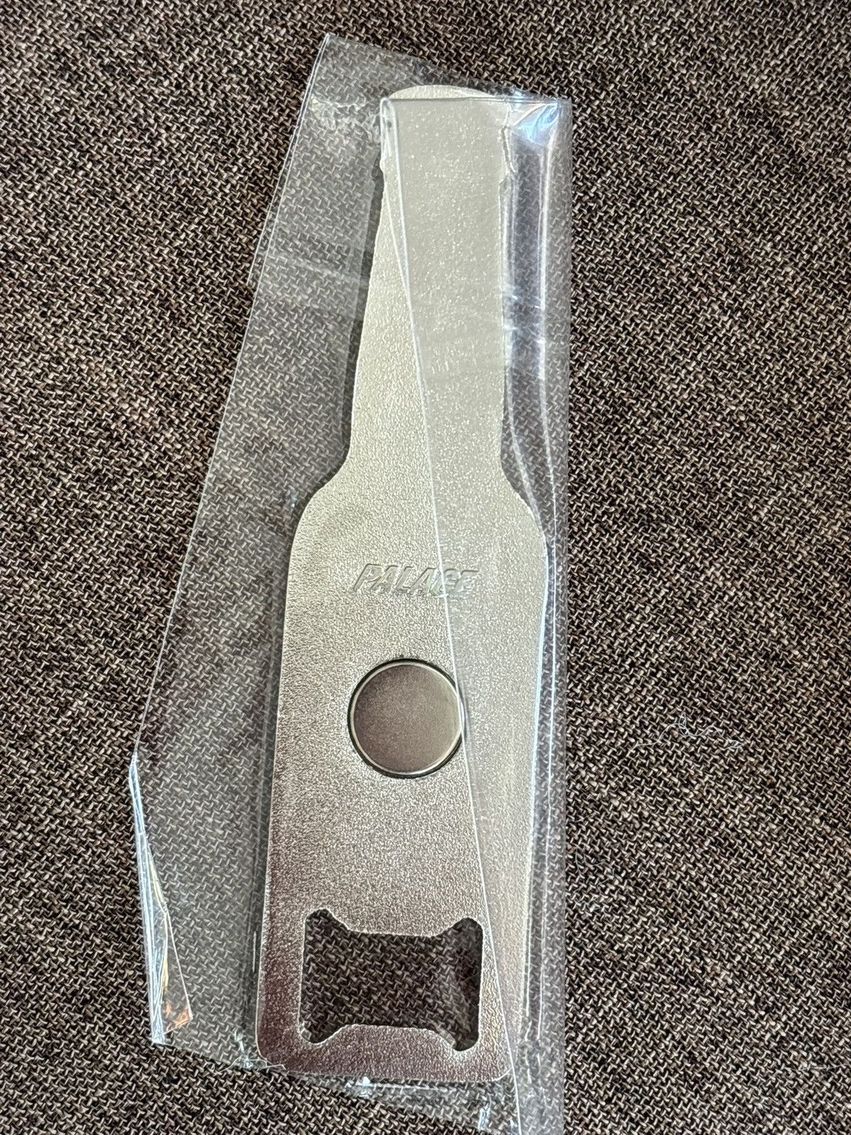 Palace Palace BOTTLE OPENER MAGNET in BLUE / SILVER (SS25) Size ONE SIZE - 3 Thumbnail