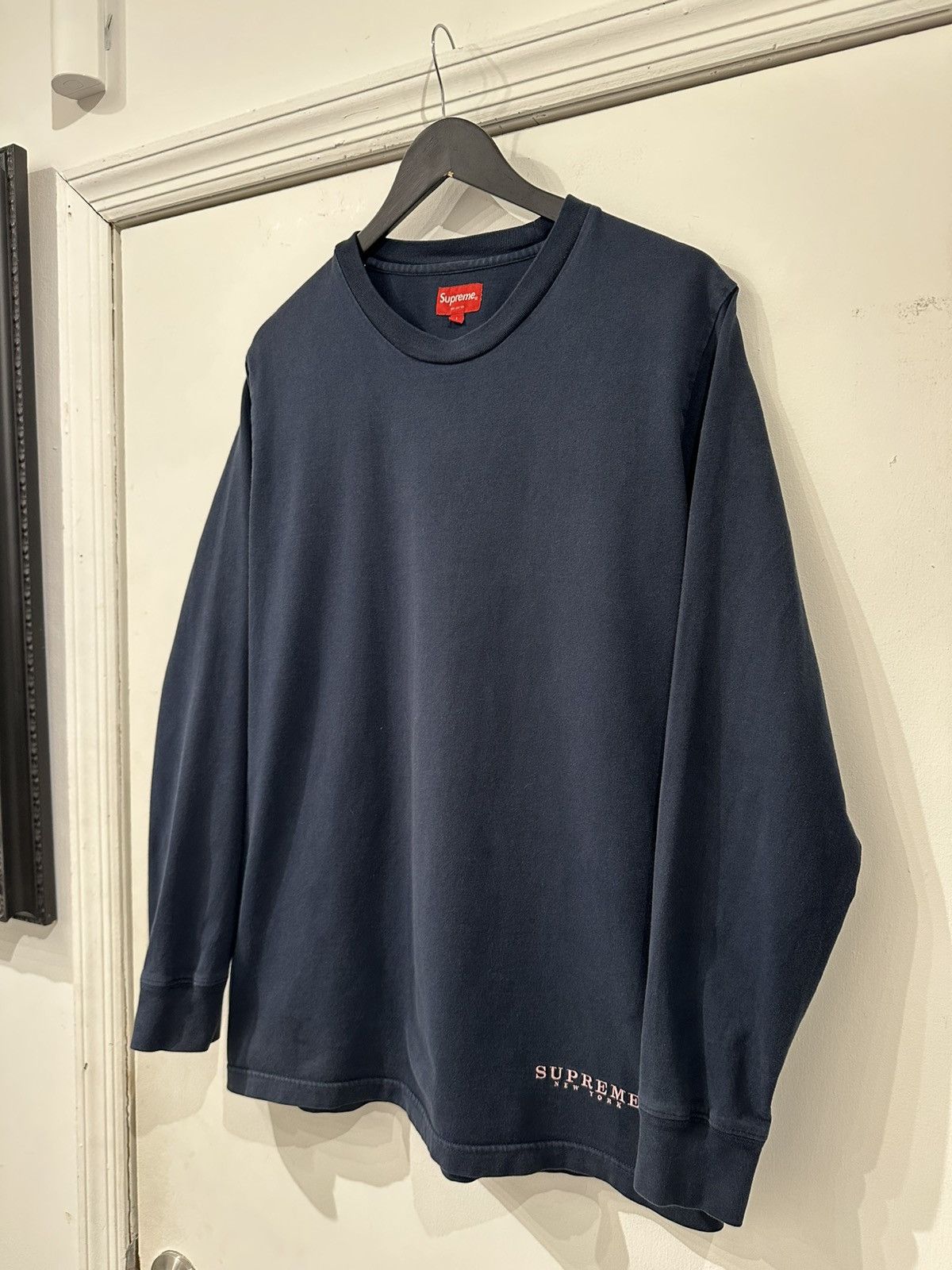 Supreme Supreme Small Logo Long Sleeve T-Shirt Navy Size L Size US L / EU 52-54 / 3 - 3 Thumbnail