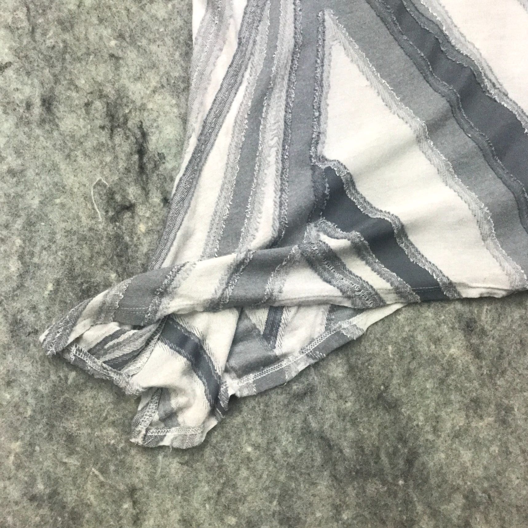 Vintage Vera Wang Simply Vera Womens Shirt Top Medium Gray Geometric Flowy Swing Top Blouse Size M / US 6-8 / IT 42-44 - 4 Thumbnail
