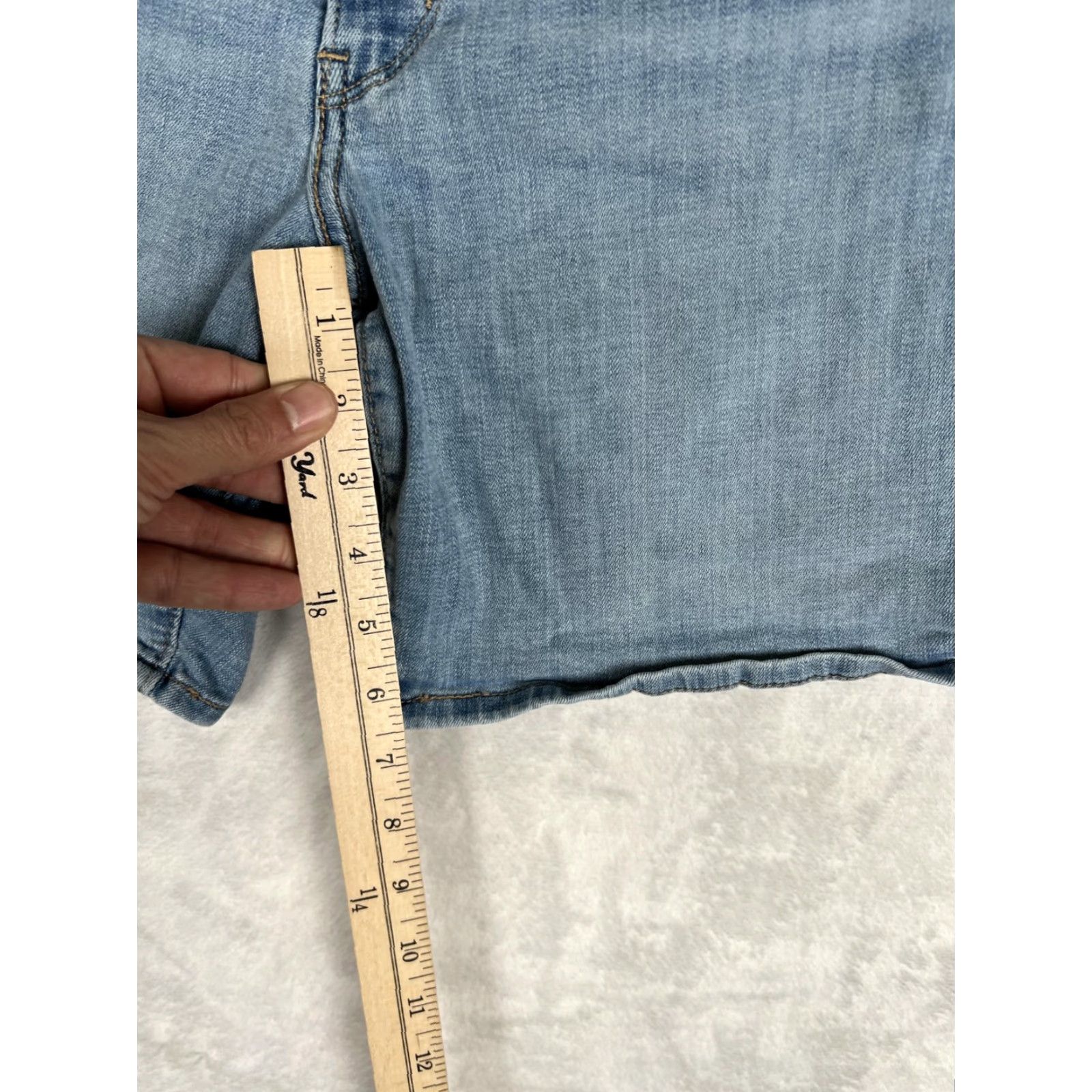 Levi's Levi's Classic Shorts Women Blue Light Wash Denim 5-Pocket Bermuda 30 Inseam 6.5 in Stretch Flat Front Casual Size 30" / US 8 / IT 44 - 3 Thumbnail
