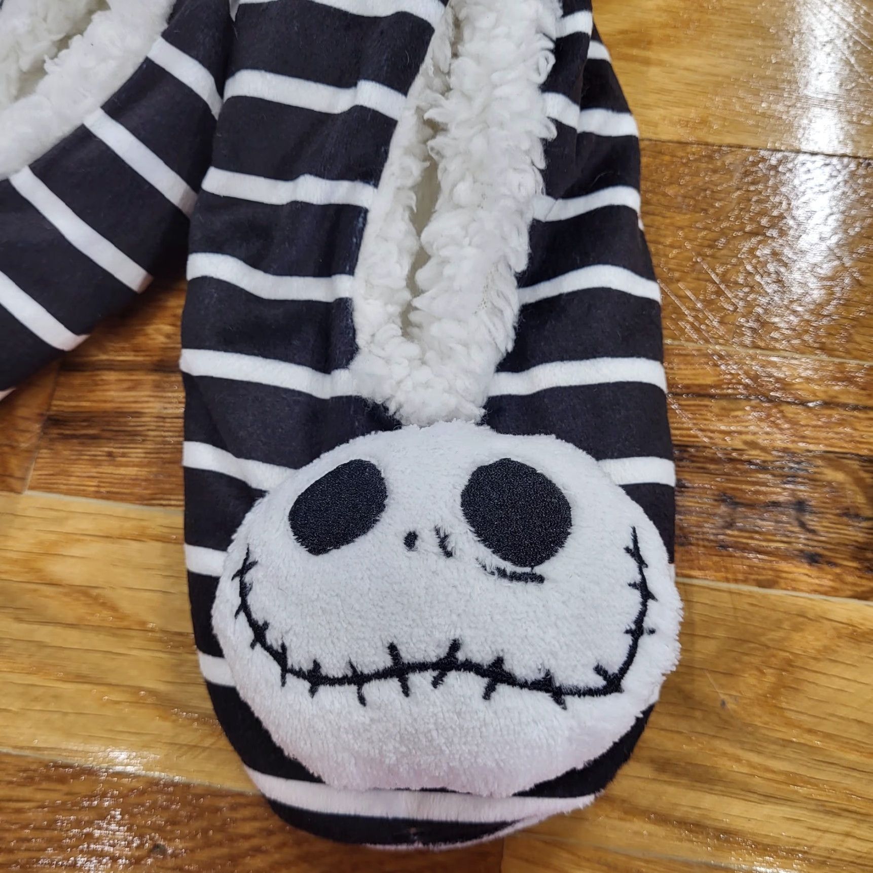 Disney VINTAGE? No — NWT Women's The Nightmare Before Christmas Fleece Slipper Socks w/Grippers S/M Disney Slipper Socks Men? Size S / US 4 / IT 40 - 2 Thumbnail