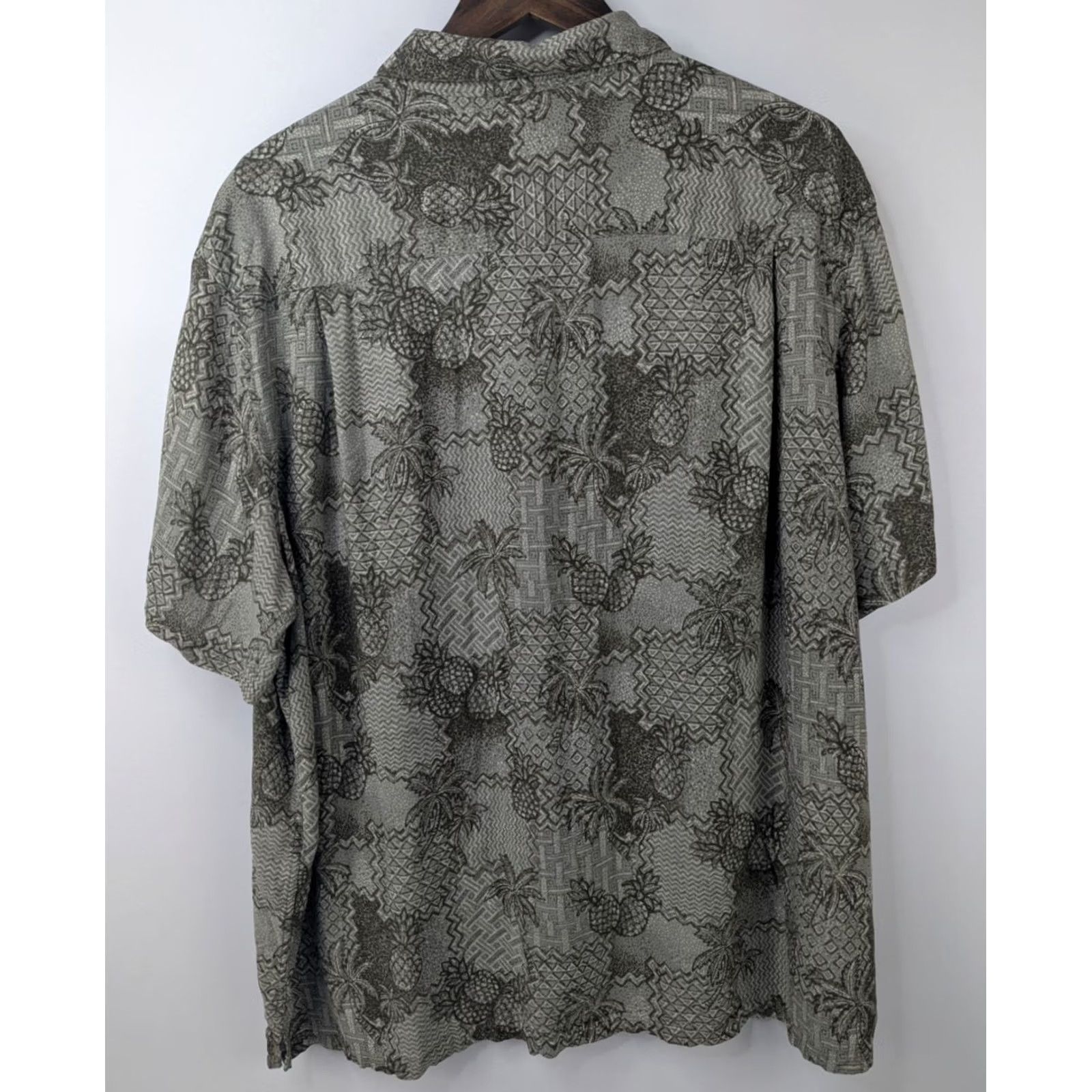 Vintage Batik Bay Men's Hawaiian Pineapples Pocket Shirt Rayon Short Sleeve Button-Up Casual 2XL 50in Green Beach Party/Cocktail Vintage Size US XL / EU 56 / 4 - 3 Thumbnail