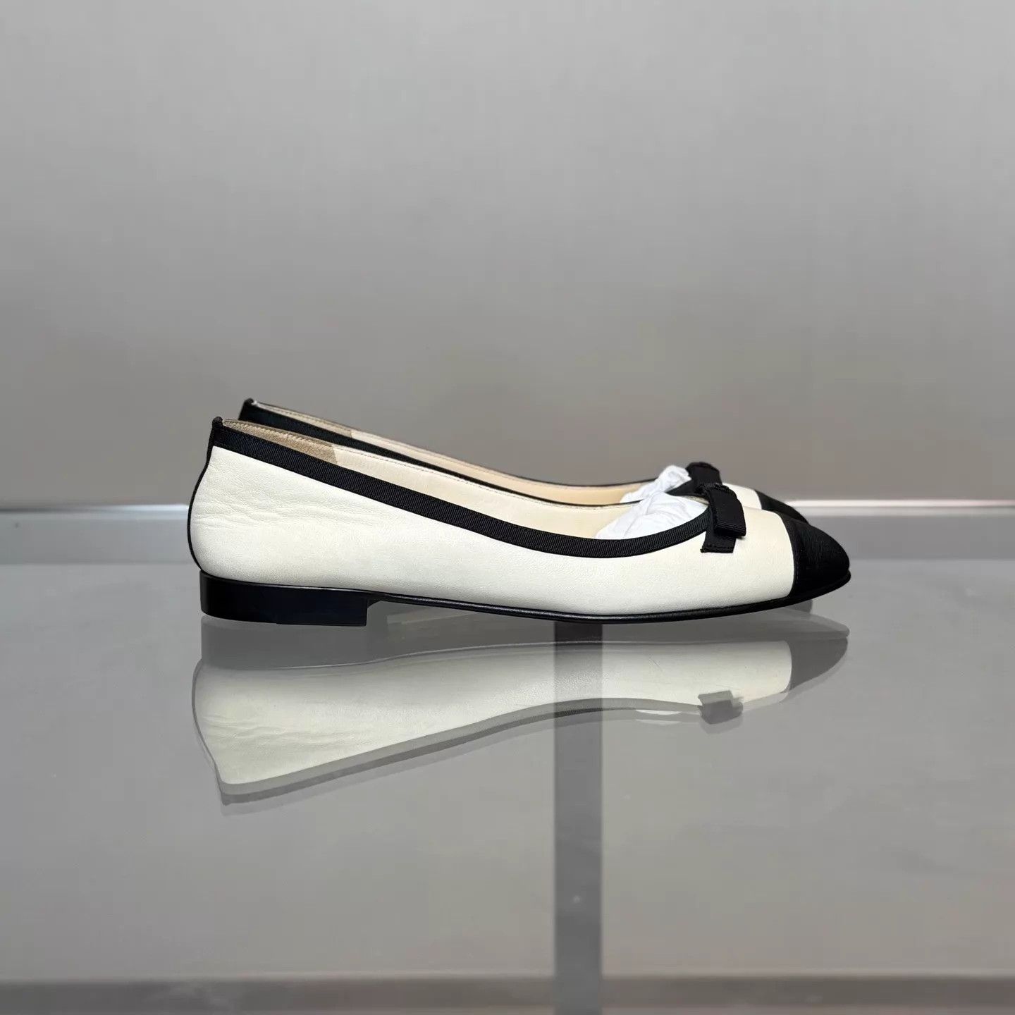 Chanel Chanel Black & White Bow Flat Shoes 36 New Unworn Size US 5.5 / IT 35.5 - 4 Thumbnail