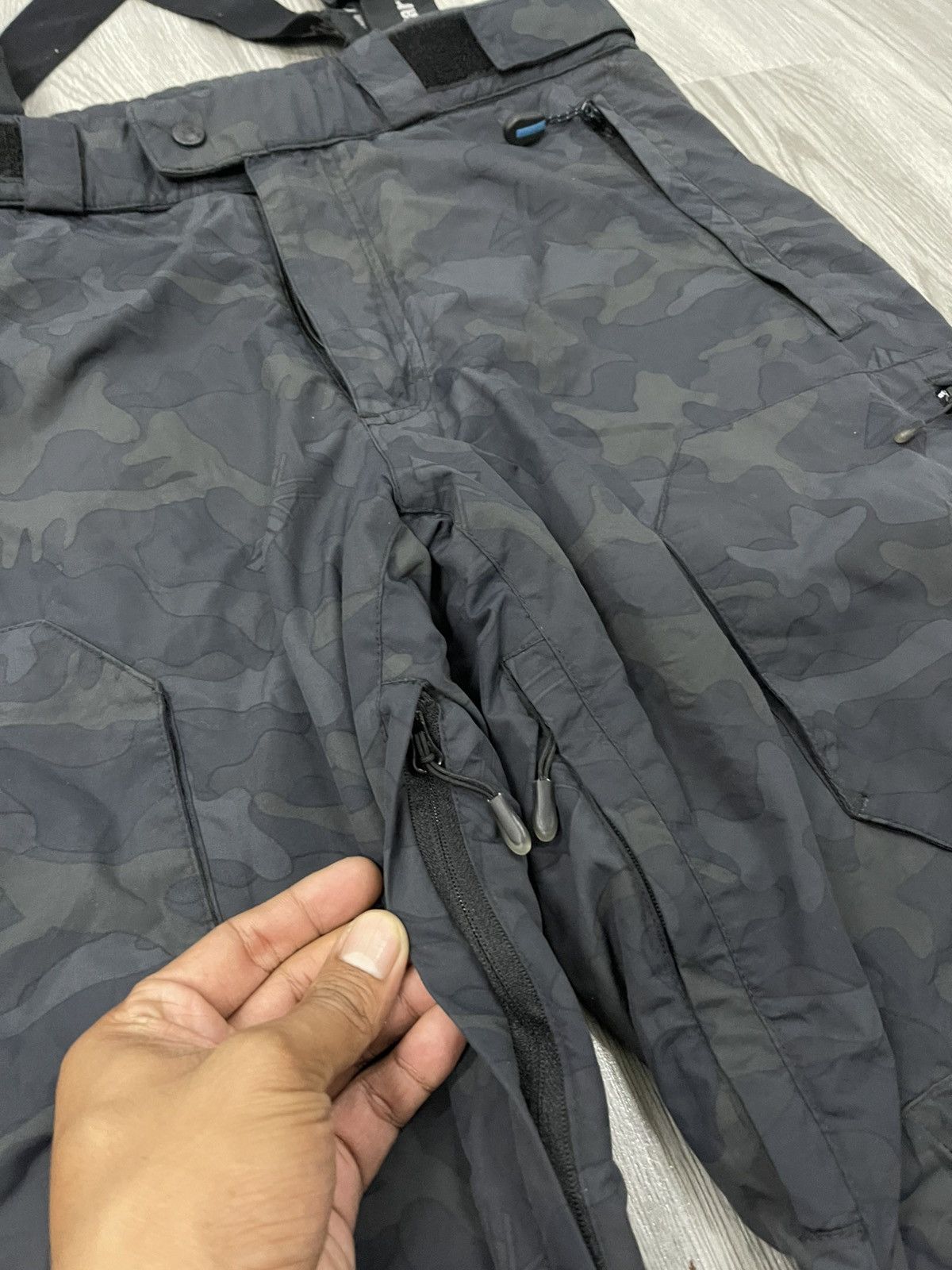 Japanese Brand × Karrimor Karrimor Black Camo Ski Pant With Suspender Size US 34 / EU 50 - 7 Thumbnail
