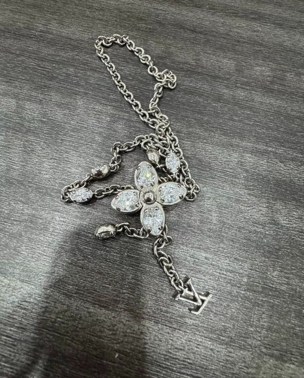 Louis Vuitton LV Flower Pendant Necklace Size ONE SIZE - 1 Thumbnail