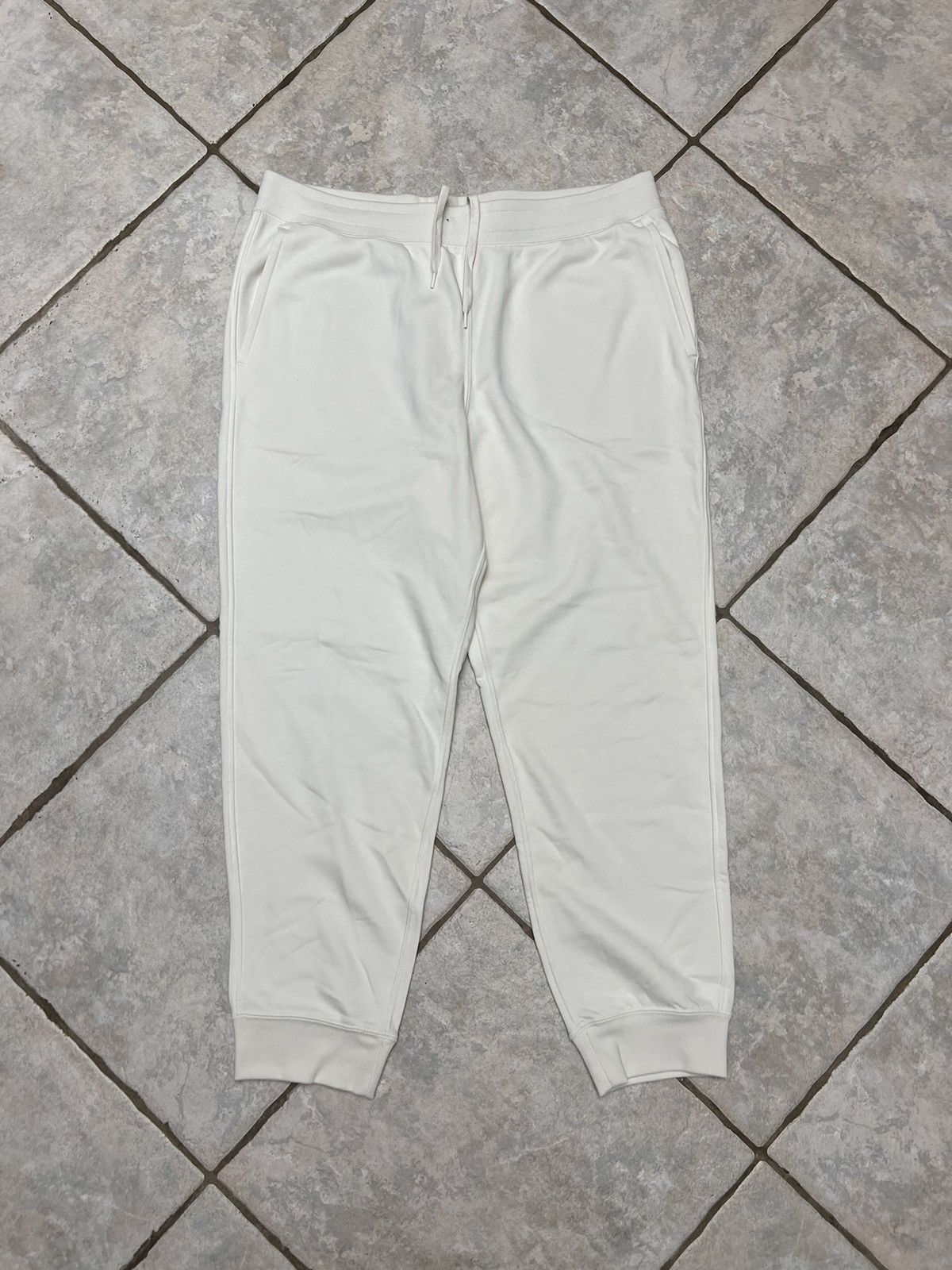 Uniqlo Beige Uniqlo Sweatpants Size US 32 / EU 48 - 1 Thumbnail