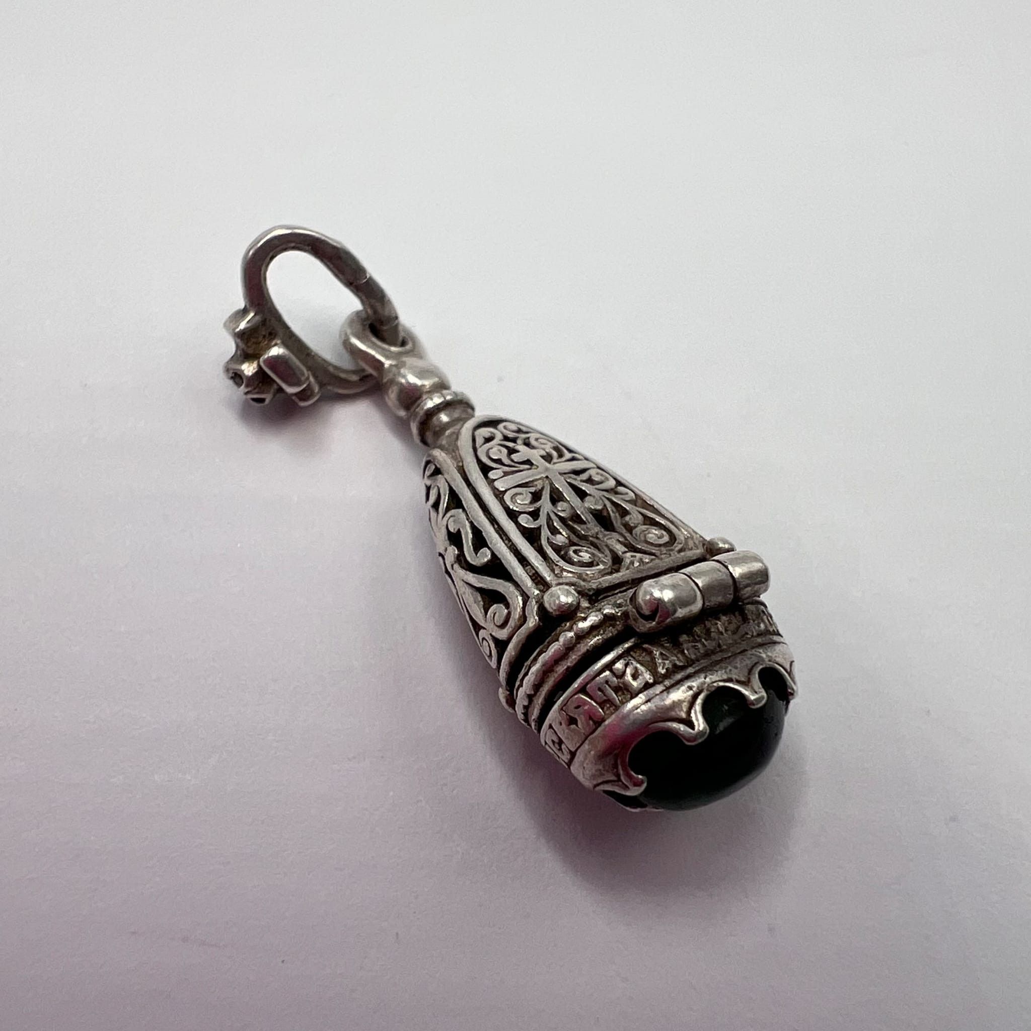 Sterling Silver Vintage Sterling Silver 925 Pendant Virgin Mary and Child Size ONE SIZE - 5 Thumbnail