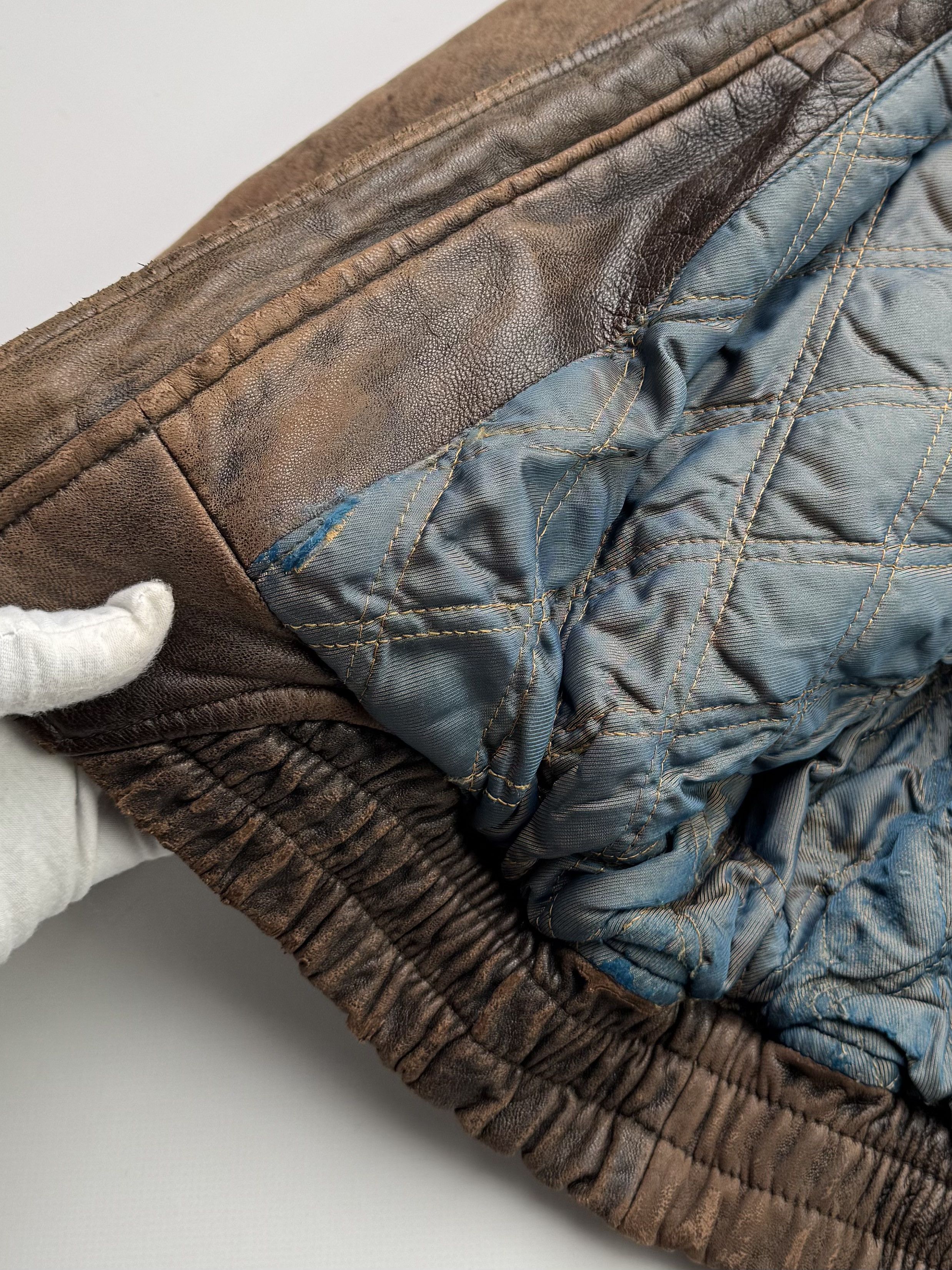 Vintage Vintage Thrashed Faded Leather Bomber Jacket B566(V10)E2 Size US XL / EU 56 / 4 - 11 Thumbnail
