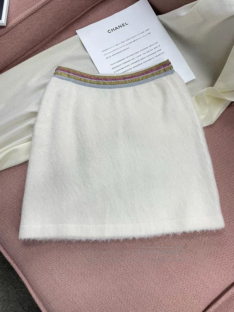 Chanel Chanel White Metallic Trim Fuzzy Mini Skirt. Size US 36 / EU 52 - 3 Thumbnail