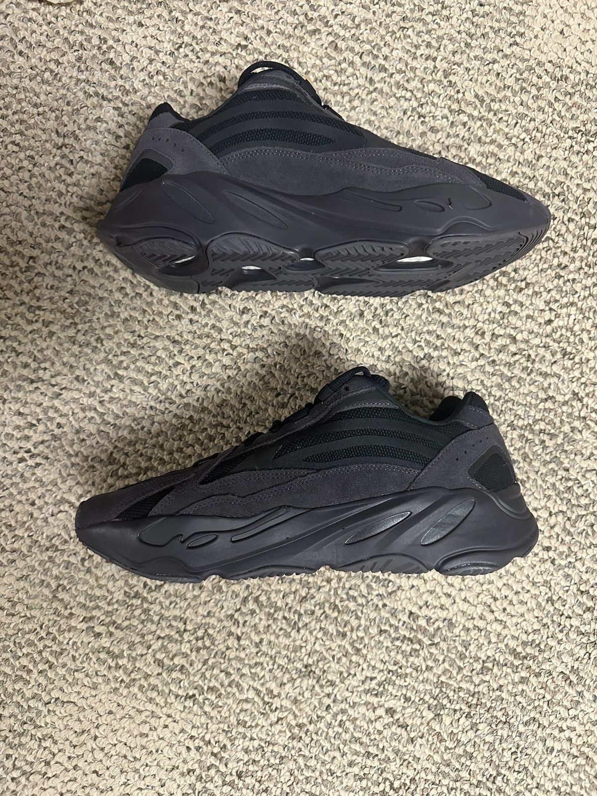 Adidas Yezzy Boost 700 v2 Vanta Size US 10.5 / EU 43-44 - 3 Thumbnail