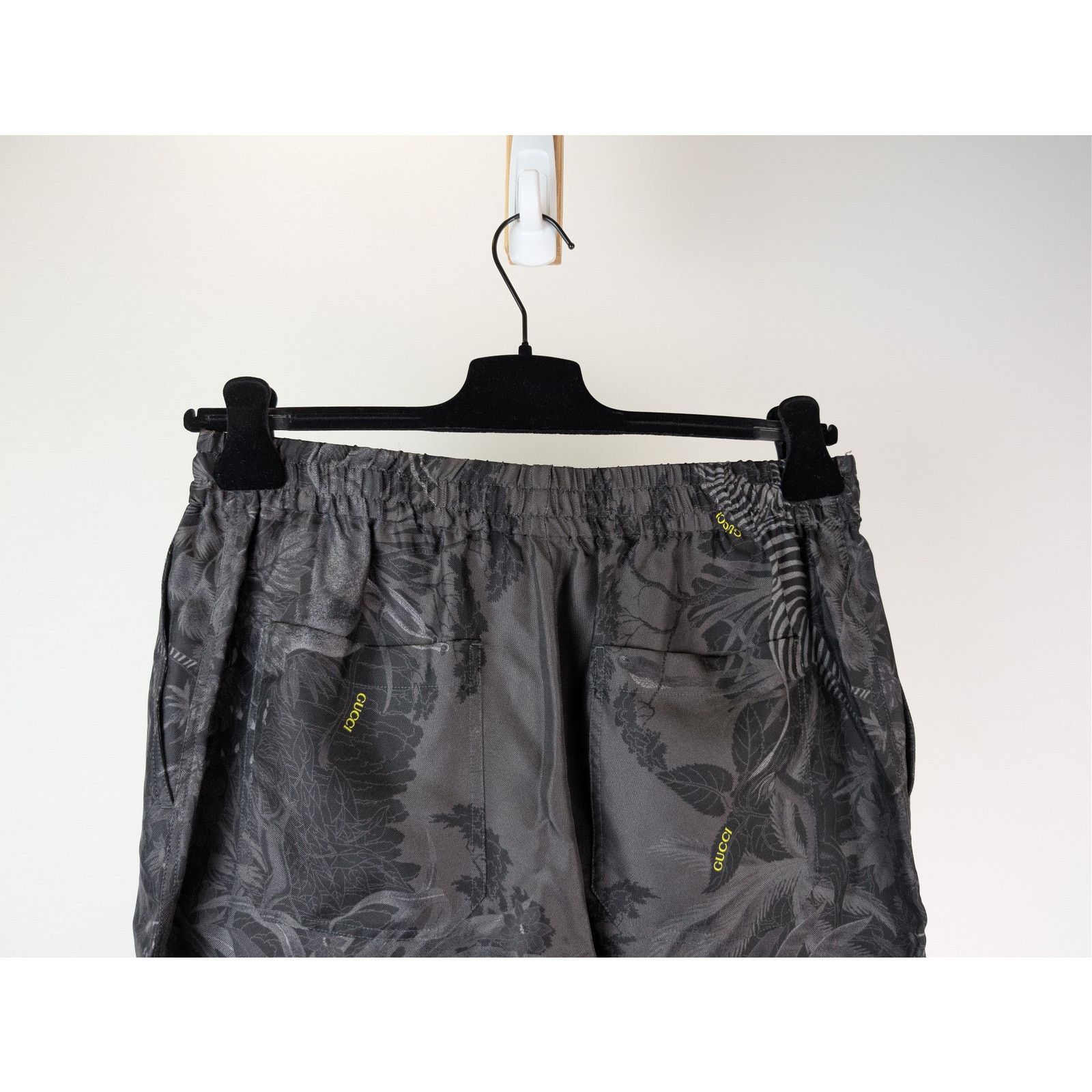 Gucci o1rshd1 Flora & Fauna Print Silk Shorts in Anthracite Gray Size US 32 / EU 48 - 12 Thumbnail