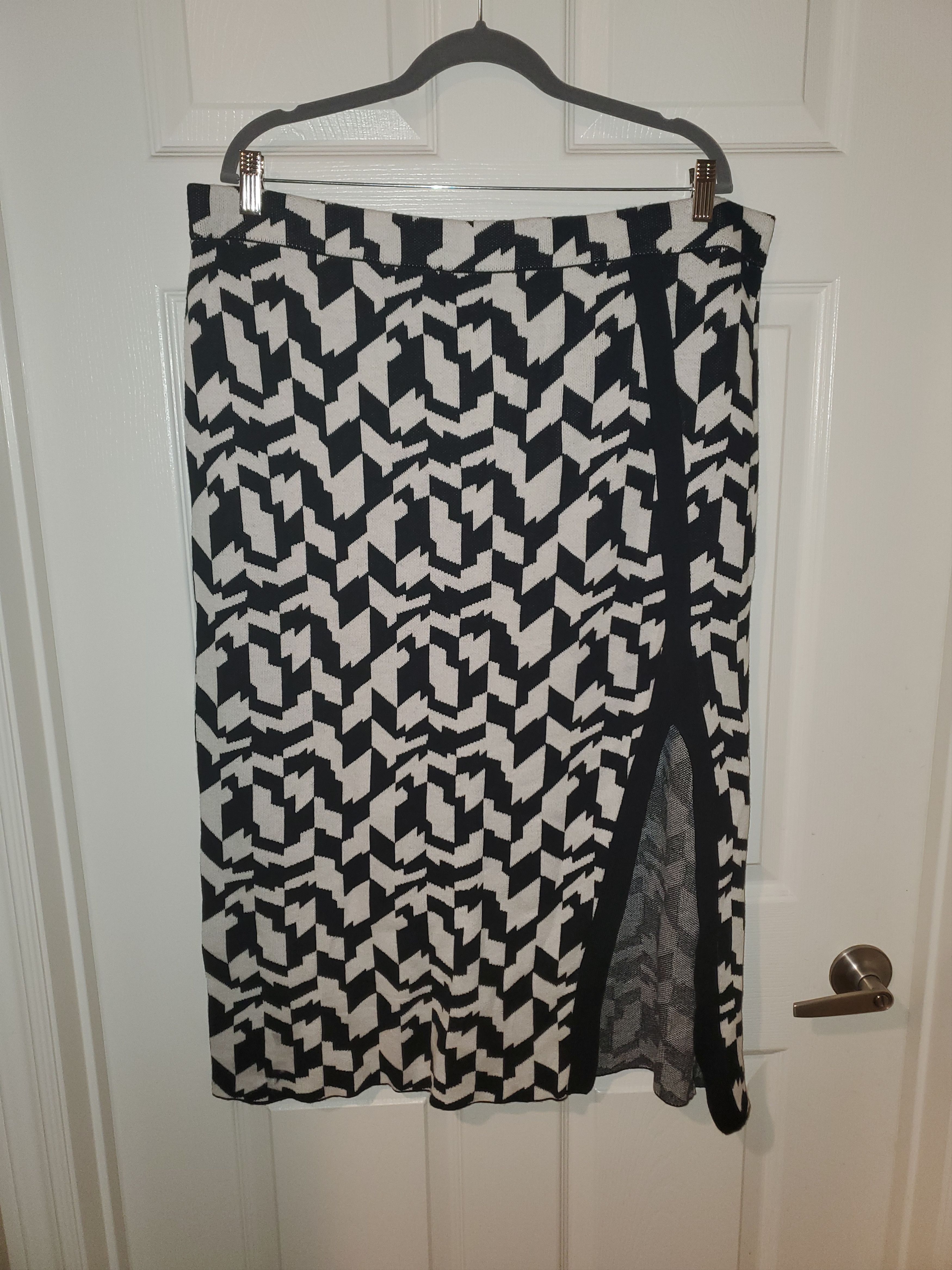 Other *NWOT* Plus Size B + W Geometric Knit Skirt (size 1x/2x) Size 38" / US 16 / IT 52 - 1 Thumbnail
