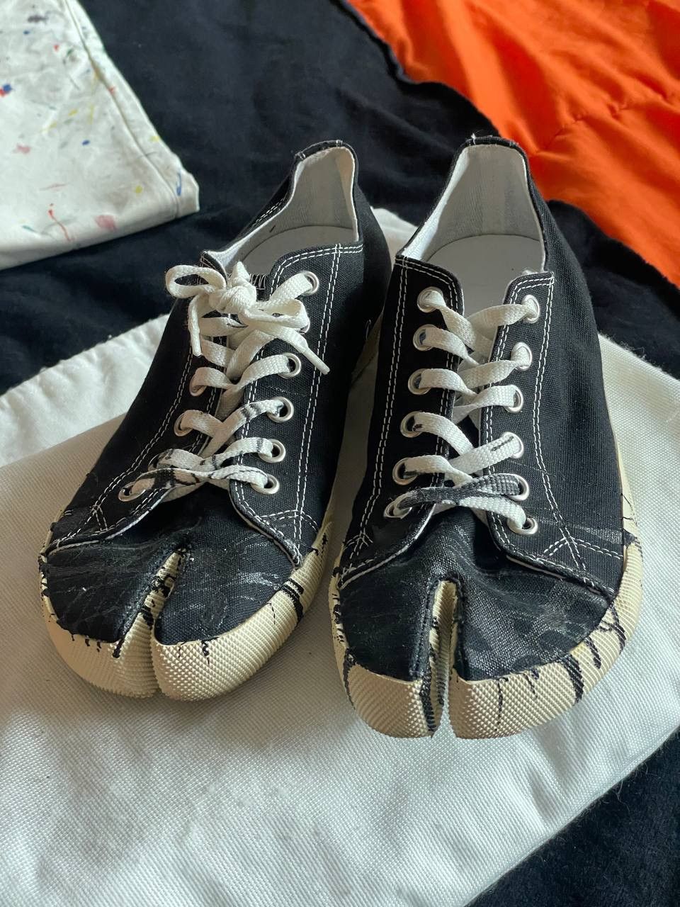 スニーカー MAISON MARGIELA TABI SNEAKERS Maison Margiela Tabi paint-splatter Sneakers | Black | FARFETCH