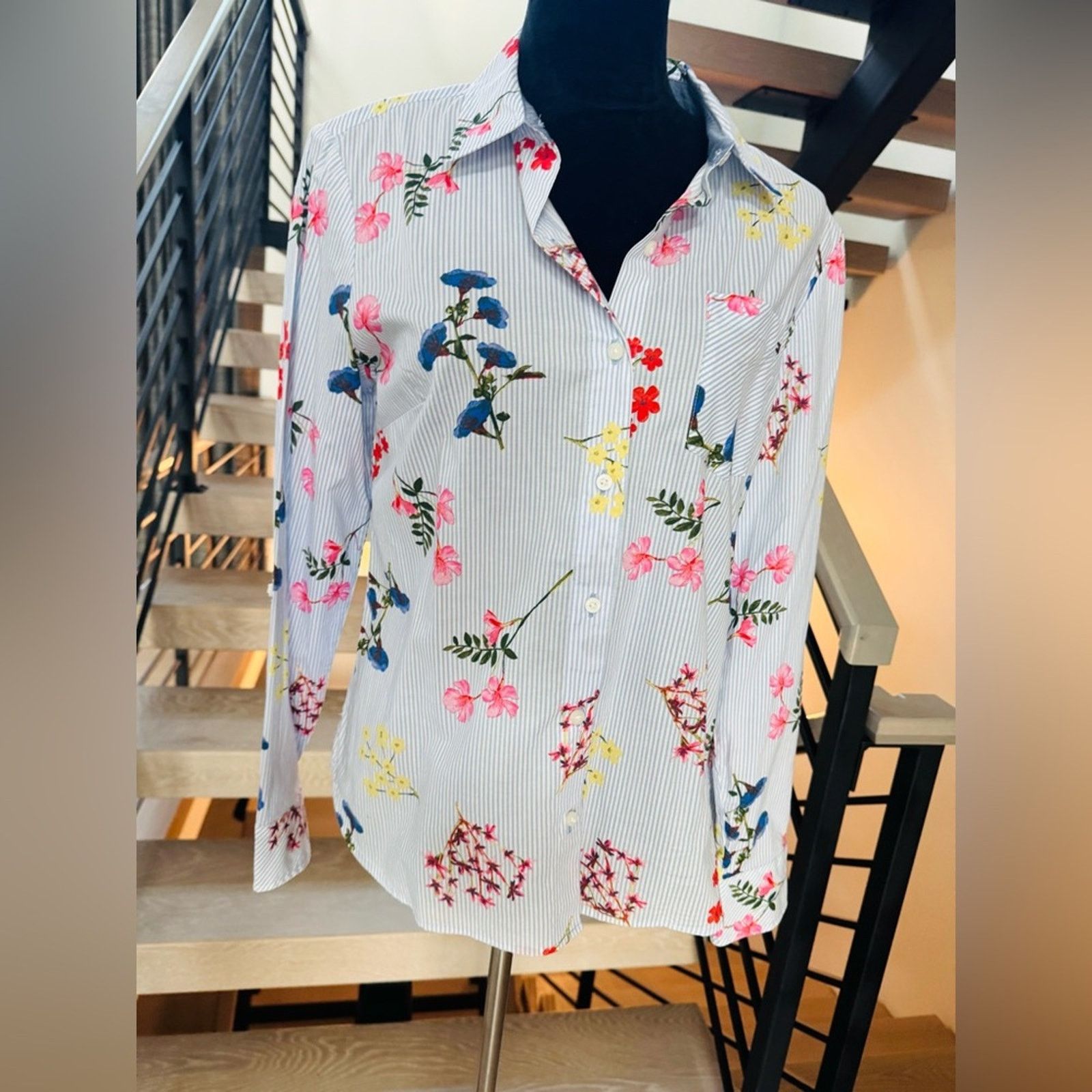 Tommy Hilfiger New Tommy Hilfiger Floral Striped Button Down Shirt Size S / US 4 / IT 40 - 2 Thumbnail