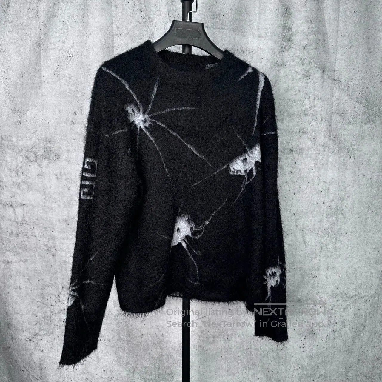 Givenchy Givenchy Spider Print Knit Sweater in Black. Size XS / US 0-2 / IT 36-38 - 1 Thumbnail