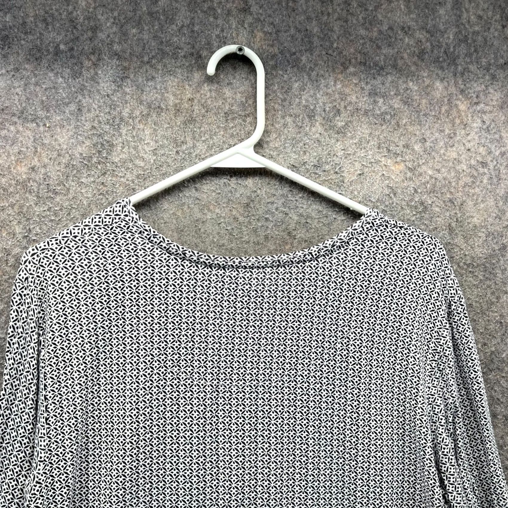 Vintage VINTAGE Chico's Shirt Womens 3 Gray Pullover Rayon Geometric Long Sleeve Knit Diamond Shirt Size XS / US 0-2 / IT 36-38 - 2 Thumbnail