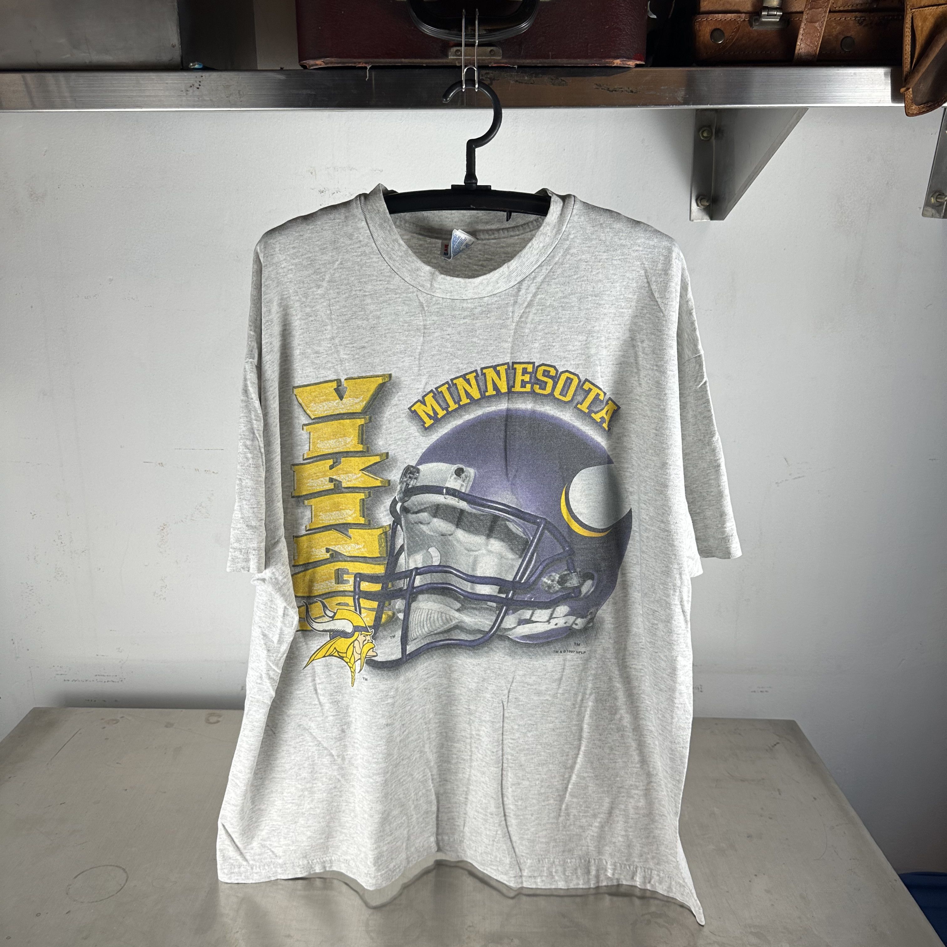 Vintage Vintage 1997 Minnesota Vikings NFL Helmet Graphic T-Shirt Size US XXL / EU 58 / 5 - 1 Thumbnail