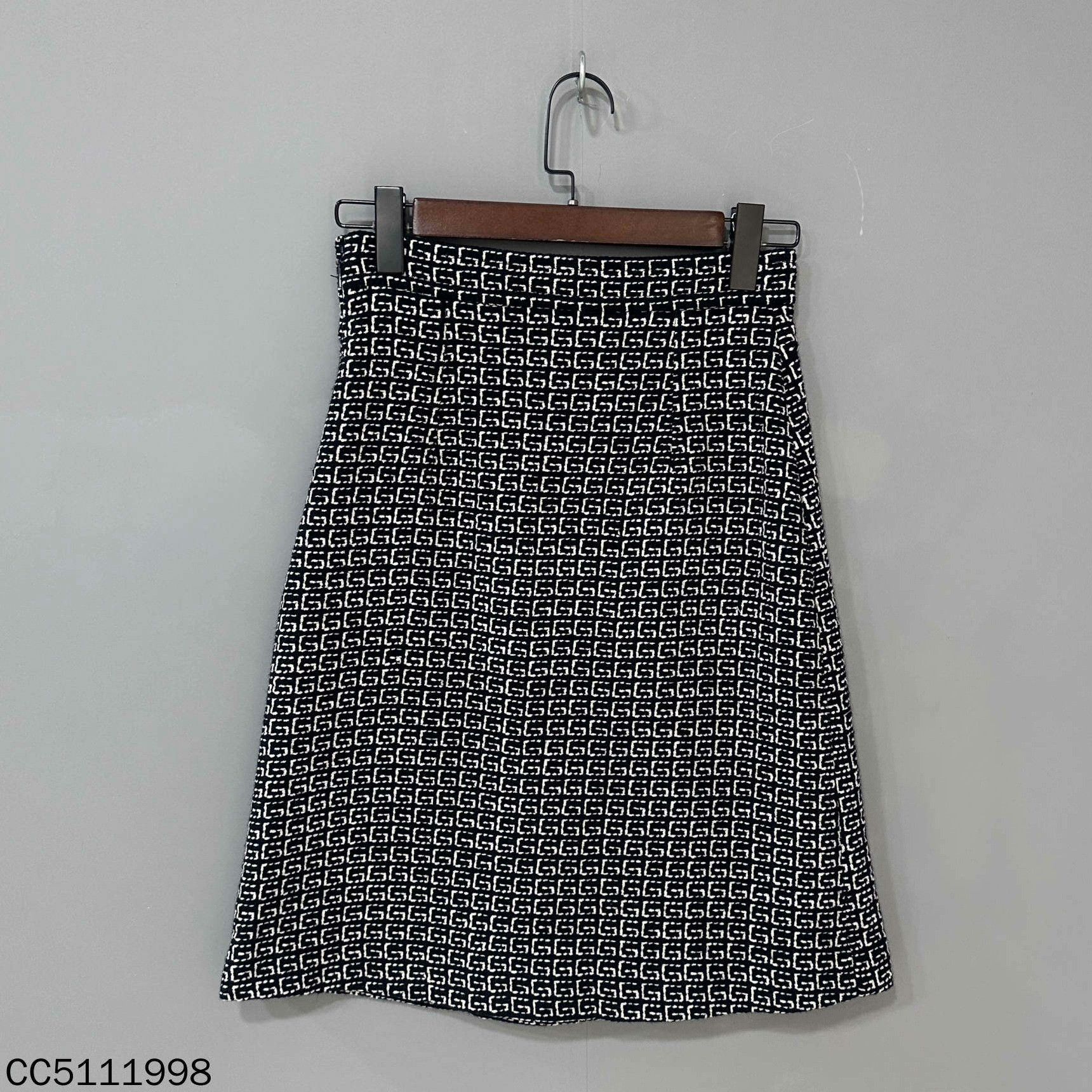 Gucci Gucci Wool Black Skirt 26 Women Size 26" / US 2 / IT 38 - 1 Thumbnail