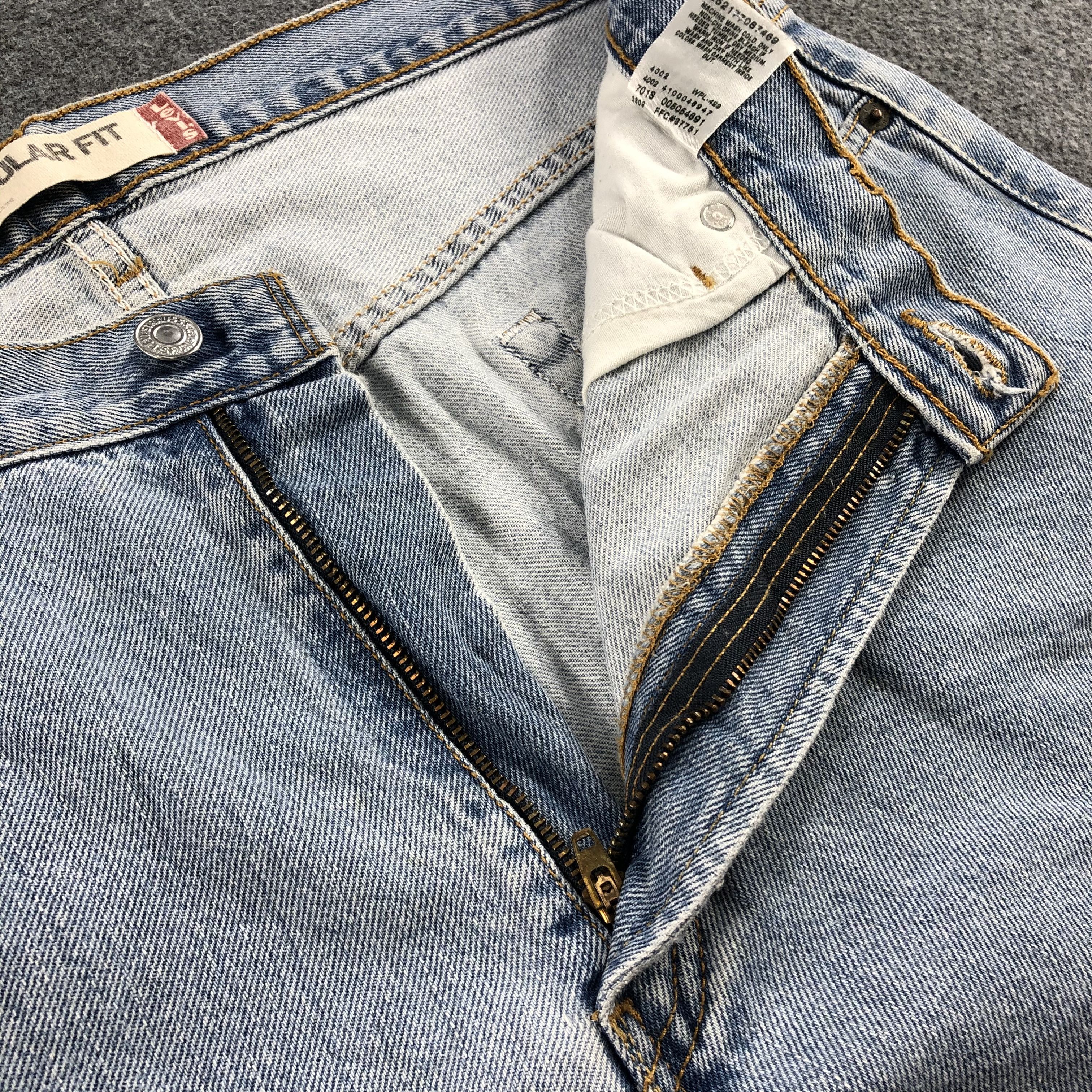 Levi's Vintage Light Wash Levis 505 Jeans-J1625 Size US 35 - 8 Thumbnail