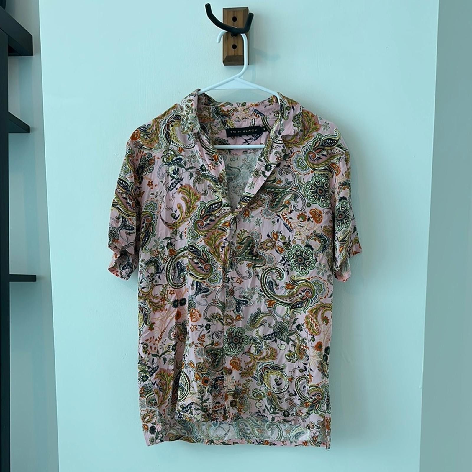 Designer Pink and Green Casual Button Down Shirt with Floral Print Size US S / EU 44-46 / 1 - 1 Thumbnail